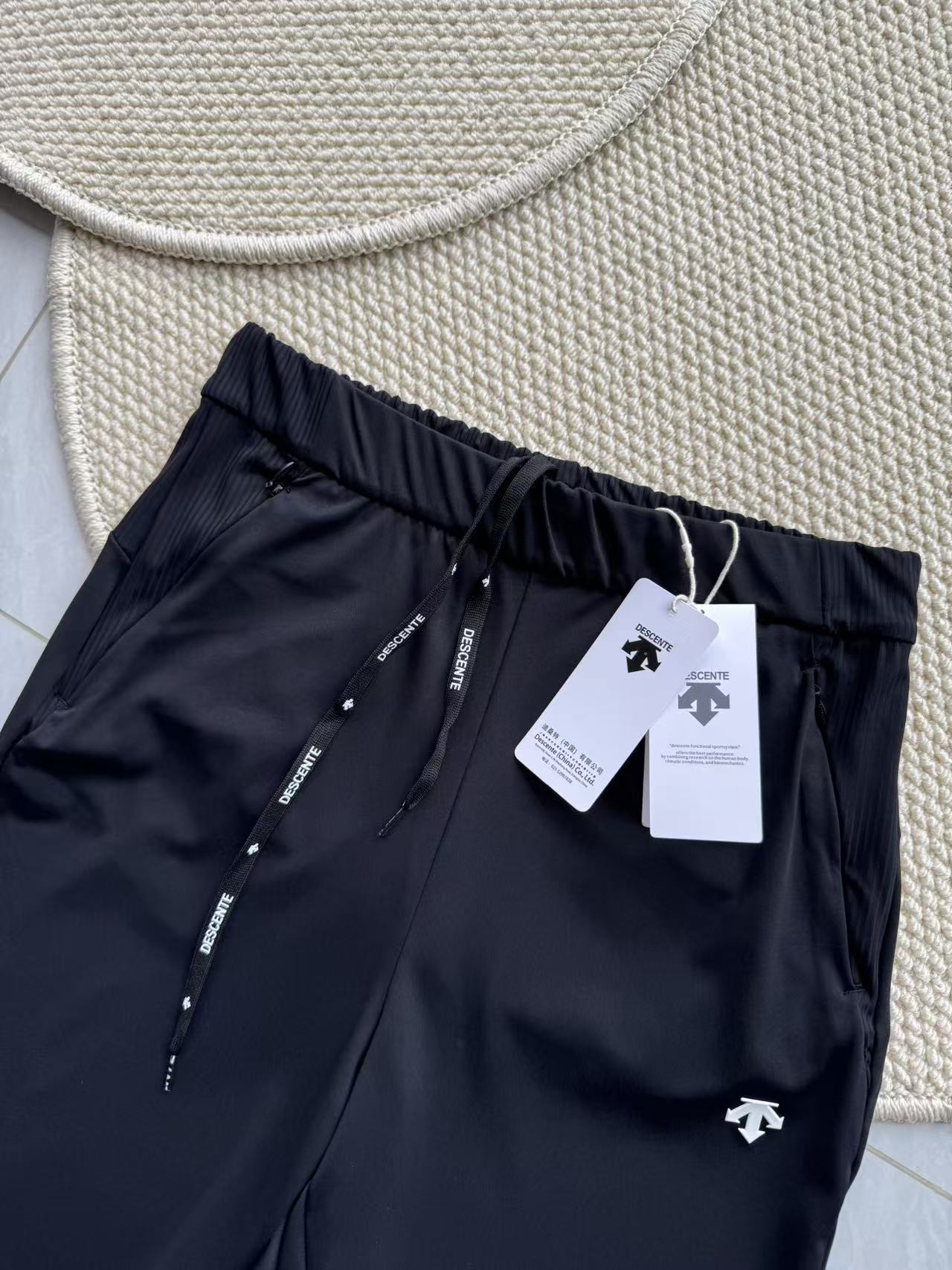 P115💰  
DESCENTE 迪桑特夏季新女士户外运动休闲速干长裤
常牛‬的一休款‬闲裤。速干面料裤子种各‬细看节‬图。上手的觉感‬没得挑。良产心‬品。物所超‬值。细节，注细意‬节部分，都是好最‬的。可看以‬图。
简洁前沿时尚版型设计.休闲，低调，突现大牌风范！
高端定制锦纶速干面 料纹路清晰，超有质感。质地相当细腻舒适,手感超级柔软细腻，拿到手第一感觉就是面料真心的是好面料！克重高从面料到品质无可挑剔！版型又显瘦这条裤子谁穿谁好看！上身无敌显瘦！
没有什么多余的设计，一条简单的基本款百搭休闲运动裤.腰部是松紧腰设计，另外搭配抽绳！处处细节设计到位，做工扎实 自穿或送人不二的选择！满足任何身材的穿着需要！任意搭配各种鞋子！三标齐全！
颜色: 黑色
尺码: M   L   XL    XXL
裤长100 101 102    103
臀围90  94  98    102
裤脚22  23  24     24
建议 100斤  120斤 135斤  150斤