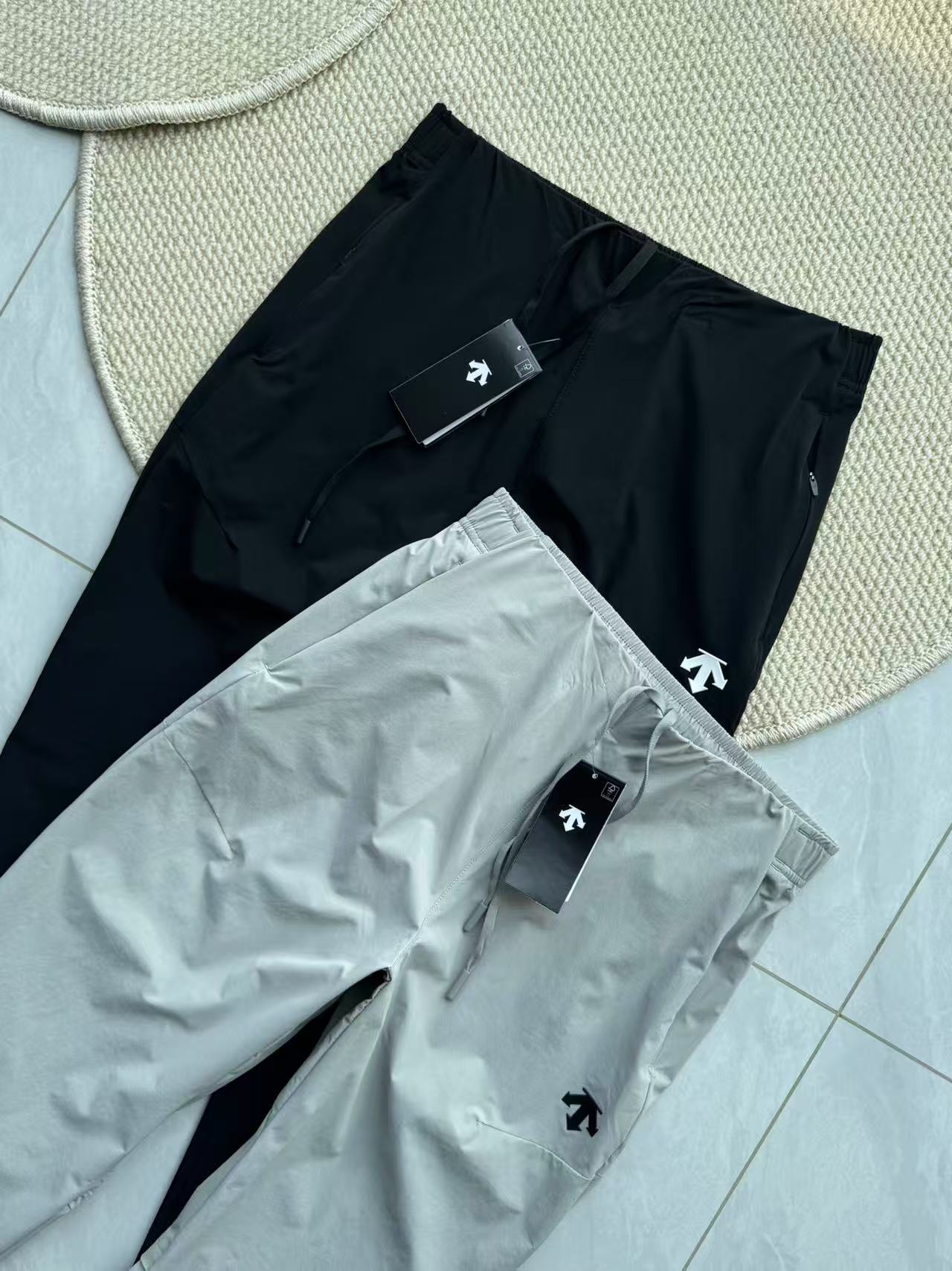 P120💰
DESCENTE迪桑特专柜夏款新款 夏季男款拼接梭织透气户外运动男裤速干裤!3D立体压胶LOGO,用心设计与复杂的工艺,它的设计非常讲究,选色考究遵循并致敬精典!膝盖处立体剪裁,增加膝位活动量,运动无束缚。两侧带拉链口袋设计,美观实用!弹性腰围和裤脚设计,增加穿着的舒适性和便利性。抽绳+松紧腰部设计,时尚气息浓厚。裤子的版型参考人体流线设计,非常的有范儿~适合户外运动、徒步旅行、日常休闲等多种场合。具备优异的速干性能,能够快速抽离汗湿,出汗干爽不黏腻。梭织工艺、使裤子更加耐用且具有良好的透气性。休闲版型,提供舒适的穿着体验,适合各种体型。出行好打理钻石立裆,减少大幅度动作时裆部紧绷感一个知名的户外运动品牌,专注于高性能的户外装备和服装!
颜色 :黑色 灰色
尺码:M-2XL
M腰围76臀围105裤长100建议120左右
L腰围80臀围109裤长102建议140左右
XL腰围84臀围113裤长104建议160左右
2XL腰围88臀围117裤长106建议185左右