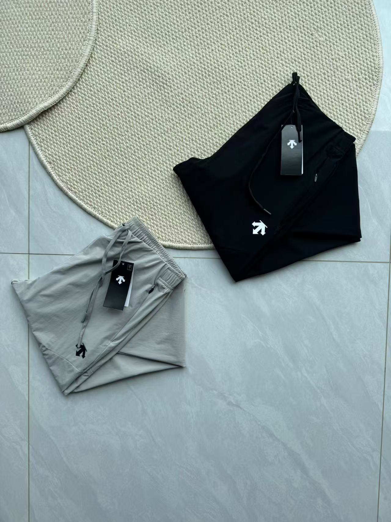 P120💰
DESCENTE迪桑特专柜夏款新款 夏季男款拼接梭织透气户外运动男裤速干裤!3D立体压胶LOGO,用心设计与复杂的工艺,它的设计非常讲究,选色考究遵循并致敬精典!膝盖处立体剪裁,增加膝位活动量,运动无束缚。两侧带拉链口袋设计,美观实用!弹性腰围和裤脚设计,增加穿着的舒适性和便利性。抽绳+松紧腰部设计,时尚气息浓厚。裤子的版型参考人体流线设计,非常的有范儿~适合户外运动、徒步旅行、日常休闲等多种场合。具备优异的速干性能,能够快速抽离汗湿,出汗干爽不黏腻。梭织工艺、使裤子更加耐用且具有良好的透气性。休闲版型,提供舒适的穿着体验,适合各种体型。出行好打理钻石立裆,减少大幅度动作时裆部紧绷感一个知名的户外运动品牌,专注于高性能的户外装备和服装!
颜色 :黑色 灰色
尺码:M-2XL
M腰围76臀围105裤长100建议120左右
L腰围80臀围109裤长102建议140左右
XL腰围84臀围113裤长104建议160左右
2XL腰围88臀围117裤长106建议185左右