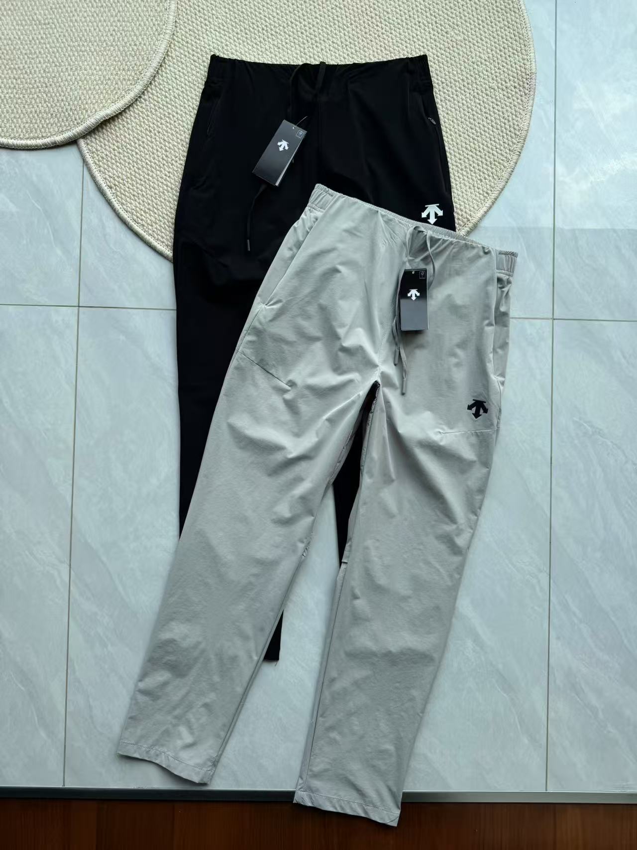 P120💰
DESCENTE迪桑特专柜夏款新款 夏季男款拼接梭织透气户外运动男裤速干裤!3D立体压胶LOGO,用心设计与复杂的工艺,它的设计非常讲究,选色考究遵循并致敬精典!膝盖处立体剪裁,增加膝位活动量,运动无束缚。两侧带拉链口袋设计,美观实用!弹性腰围和裤脚设计,增加穿着的舒适性和便利性。抽绳+松紧腰部设计,时尚气息浓厚。裤子的版型参考人体流线设计,非常的有范儿~适合户外运动、徒步旅行、日常休闲等多种场合。具备优异的速干性能,能够快速抽离汗湿,出汗干爽不黏腻。梭织工艺、使裤子更加耐用且具有良好的透气性。休闲版型,提供舒适的穿着体验,适合各种体型。出行好打理钻石立裆,减少大幅度动作时裆部紧绷感一个知名的户外运动品牌,专注于高性能的户外装备和服装!
颜色 :黑色 灰色
尺码:M-2XL
M腰围76臀围105裤长100建议120左右
L腰围80臀围109裤长102建议140左右
XL腰围84臀围113裤长104建议160左右
2XL腰围88臀围117裤长106建议185左右