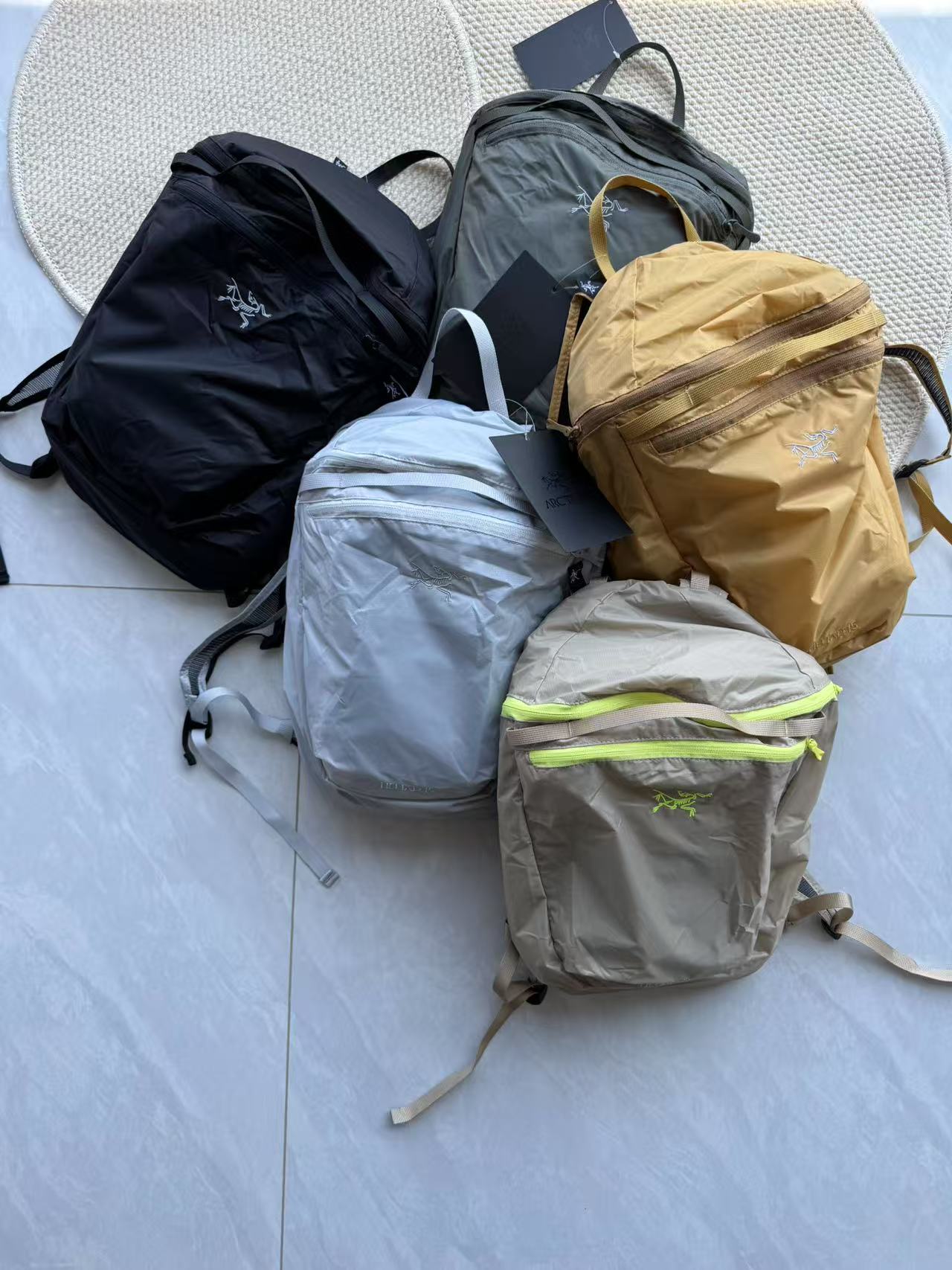 发100💰鸟家超轻便机能双肩包
尺寸:45*25*20
容量:约15L
颜色:黑色 姜黄色 军绿色 浅卡其 灰色
超级无敌出片的一款双肩包,自身材质非常轻
装得下笔记本以及种种出门必备
搭配运动装、日常look都不违和
韩国博主挖掘单品的能力真的respect~
容量:15L
这款多功能Heliad的简约设计
灵感来自于登山者的登顶背包
可以从工作模式切换到旅行模式
甚至是短途徒步旅行,都会让你“毫不费力”
配有收纳袋,不用的时候方便收纳而且不占空间!
时不时髦另说,专业品牌实用性是真的能打
入手了的朋友说自重轻得和纸片差不多
看着小其实很能装,13寸电脑都能放下
是“旅行特种兵”的必备神器~
韩国原装织带、扣件和𝐘𝐤𝐤拉链
顺滑度和耐用性都不是一般的拉链能比的
肩带是网纱设计,特别透气
拼接走线也很重工,几乎没有存在感
肩带可以调节,可以拆变成单肩包,无敌实用
拉链都是韩国进口的硅胶材质手感柔软 随意弯折也不变形~
肩带是网状设计的超透气即使夏天背也不会有闷热感
肩带是可以调节的非常的方便
男生女生都可以背的
超强辨识度的logo刺绣装饰点缀
底部刺绣也都是按照Y版数据来的
整体采用超强高密度100D尼龙防撕裂面料
不是普通的布面,不是那种加了涂层的
而是本身就是高密度Nikon,韧性好
超强防水、耐磨,外出遇到下雨天也不怕
同时耐脏好打理,实用性贼强!