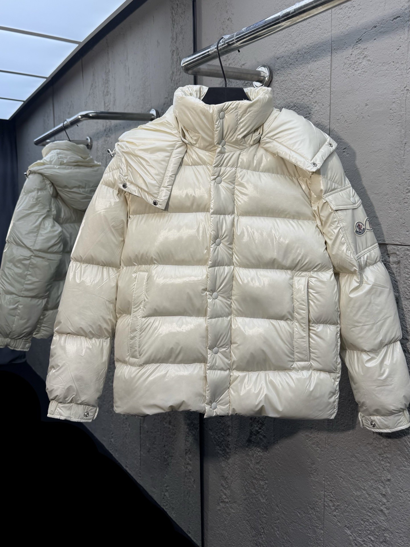 Lote. 70 aniversario Moncler Maya edición limitada chaqueta de plumón de charol. La tela exterior es de nailon charolad…