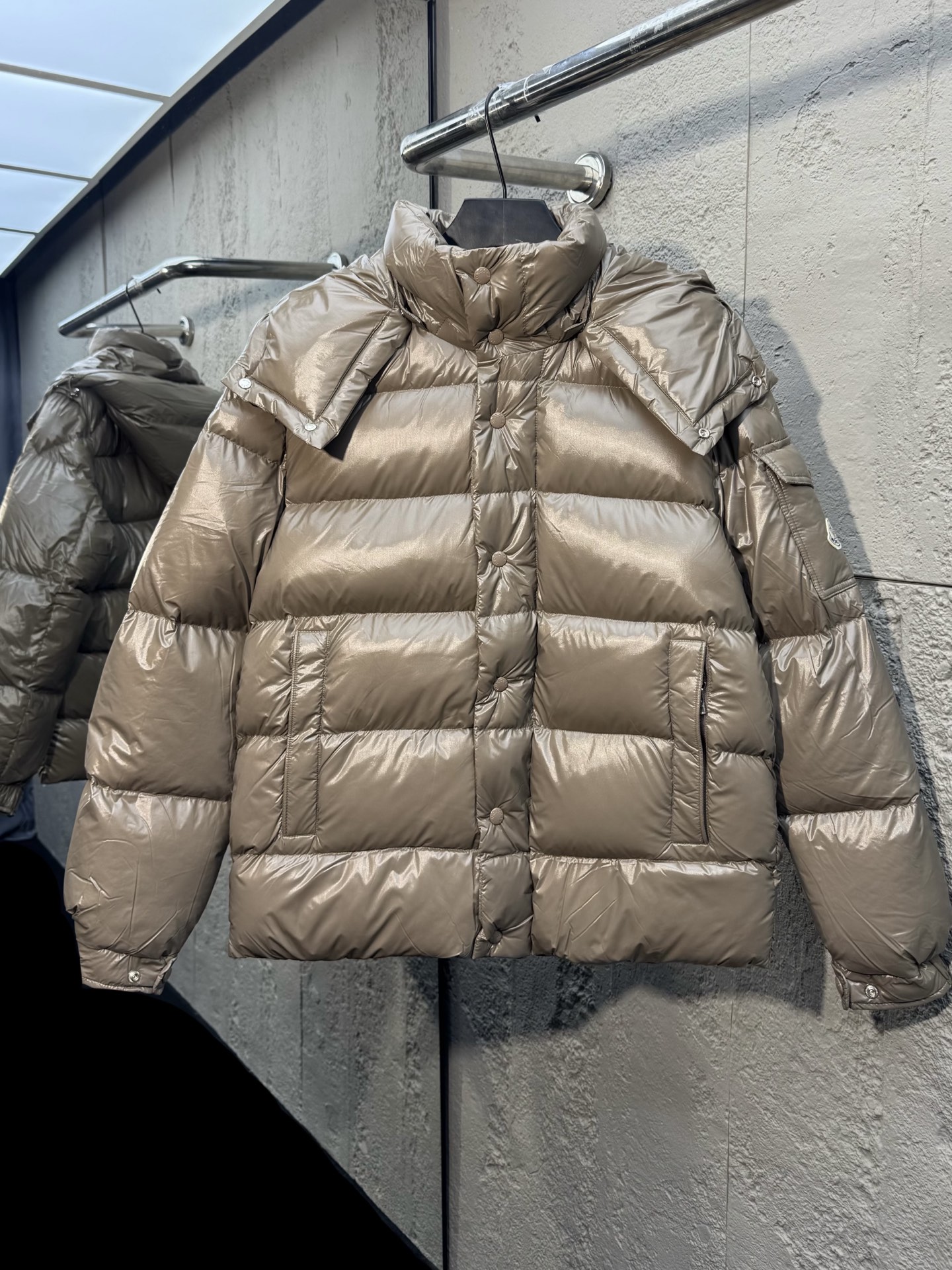 Lote. 70 aniversario Moncler Maya edición limitada chaqueta de plumón de charol. La tela exterior es de nailon charolad…