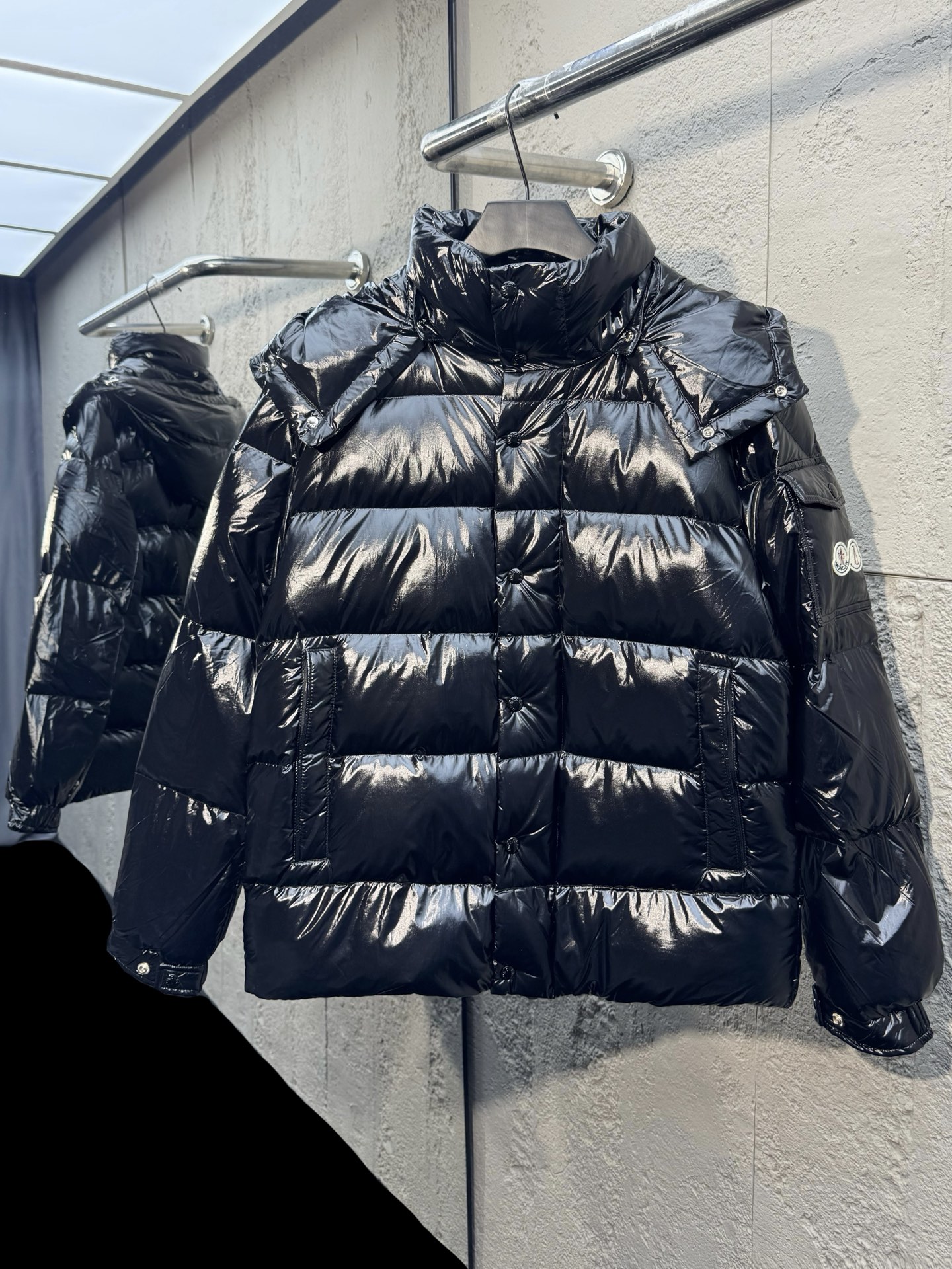 Lote Moncler Maya edición limitada 70 aniversario chaqueta de plumón de charol. La tela exterior es de nailon charolado…
