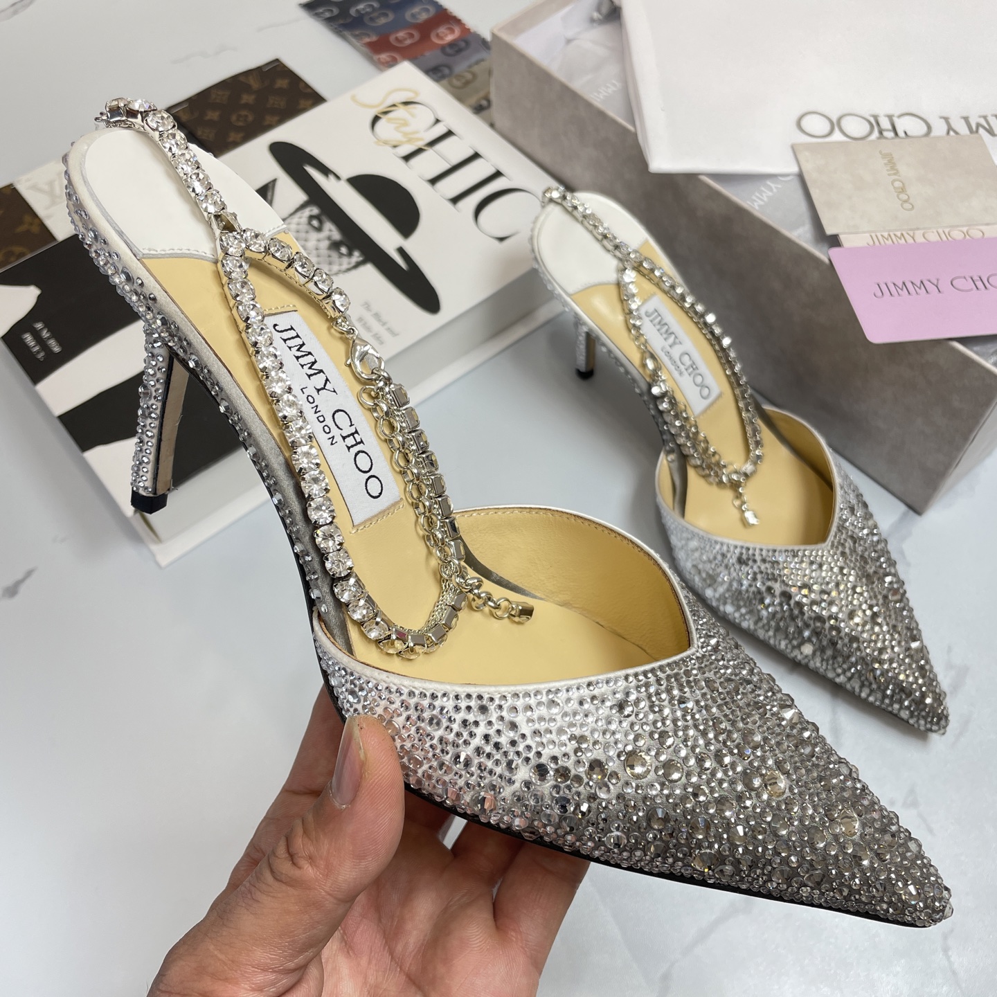 NO:391971,Jimmy Choo/Jimmy Zhou classic diamond chain pointed crystal high heel sandals. Super crystal shoes. They are so beautiful that they can't take their eyes off. The shoe shape is very delicate and will not be too narrow and long. The interior space is very sufficient to allow the toes to relax enough. The rhinestones outline the charming curve on the instep. It is simply beautiful. It surrounds the fairy spirit with 360 degrees. It is gorgeous and not exaggerated!  !  The fabric is made of imported silk iron diamonds, the inner tiptoe imported sheepskin Customized A-grade Italian leather sole Heel height 6.5 8.5 two Size35-40 (41 42 43 Customized non-returning), high heels sandals, jimmy choo, jimmy choo, sandals, high heels, sheepskin, real silk19860909Jimmy Choo/吉米周经典钻石链条尖头水晶高跟凉鞋 超绝的水晶鞋 美到移不开视线 鞋型做的非常秀气 不会过分窄长 内部空间很足 让脚趾能足够的放松 水钻在脚背勾勒迷人的弧度 简直美爆了 360度环绕仙气感 华丽又不浮夸！！ 面料采用进口真丝烫钻 内里踮脚进口羊皮 定制A级意大利真皮底  跟高6.5 8.5两种 Size35-40（41 42 43定制不退换）,高跟鞋凉鞋,jimmy choo,jimmy choo,sandals,high heels,sheepskin,real silk,Women's Shoes