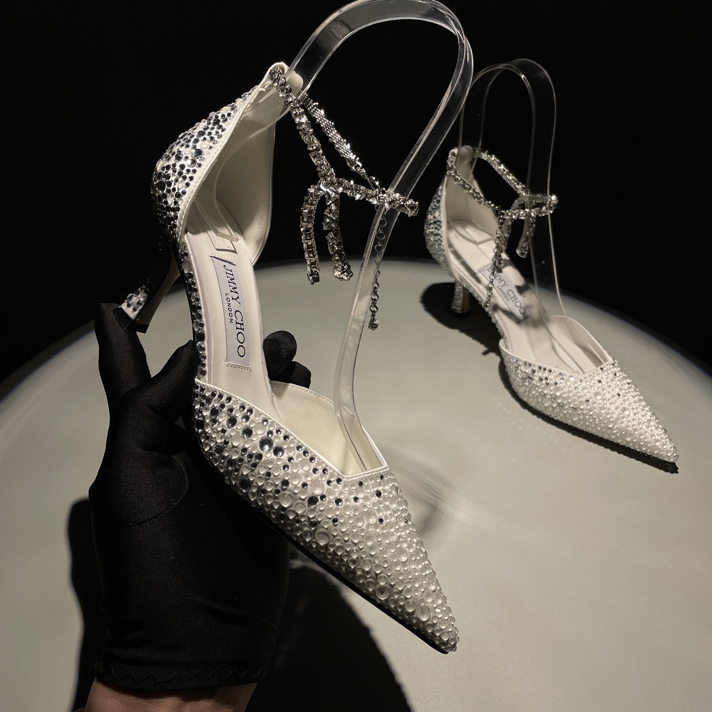 NO:391988,Jimmy Choo/Jimmy Zhou classic diamond chain pointed crystal high heel sandals. Super crystal shoes. They are so beautiful that they can't take their eyes off. The shoe shape is very delicate and will not be too narrow and long. The interior space is very sufficient to allow the toes to relax enough. The rhinestones outline the charming curve on the instep. It is simply beautiful. It surrounds the fairy spirit with 360 degrees. It is gorgeous and not exaggerated!  !  The fabric is made of imported silk iron diamonds, the inner tiptoe imported sheepskin Customized A-grade Italian leather sole Heel height 6.5 8.5 two Size35-40 (41 42 43 Customized non-returning), high heels sandals, jimmy choo, jimmy choo, sandals, high heels, sheepskin, real silk19860909Jimmy Choo/吉米周经典钻石链条尖头水晶高跟凉鞋 超绝的水晶鞋 美到移不开视线 鞋型做的非常秀气 不会过分窄长 内部空间很足 让脚趾能足够的放松 水钻在脚背勾勒迷人的弧度 简直美爆了 360度环绕仙气感 华丽又不浮夸！！ 面料采用进口真丝烫钻 内里踮脚进口羊皮 定制A级意大利真皮底  跟高6.5 8.5两种 Size35-40（41 42 43定制不退换）,高跟鞋凉鞋,jimmy choo,jimmy choo,sandals,high heels,sheepskin,real silk,Women's Shoes