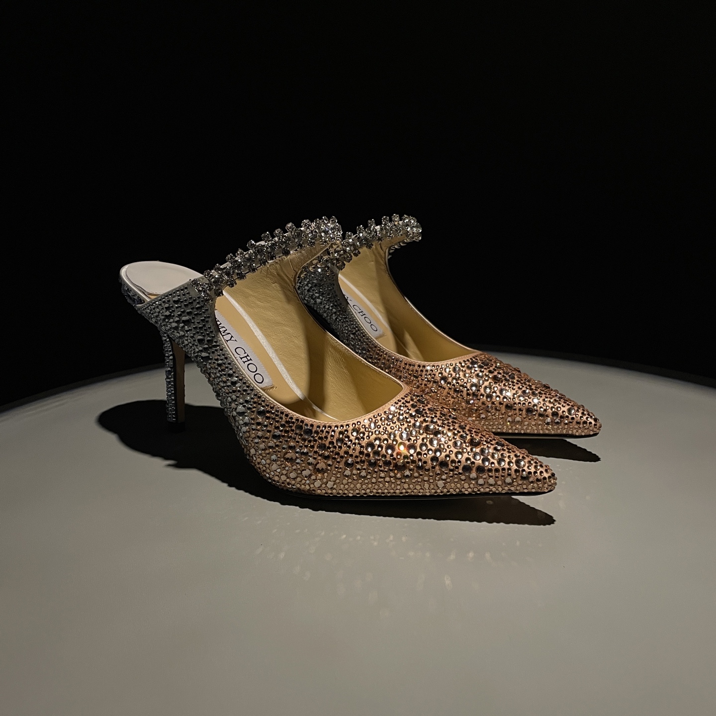 NO:391983,Jimmy Choo/Jimmy Zhou classic diamond chain, pointed high-heeled slippers and crystal shoes, super crystal shoes, beautiful so that they can't take their eyes off. The shoe shape is very delicate and not too narrow and long. The interior space is very sufficient to allow the toes to relax enough. The rhinestones outline the charming curve on the instep. It is simply beautiful. It surrounds the fairy spirit with 360 degrees, gorgeous and not exaggerated!  !  The fabric is made of original custom material. The inner tiptoe is all imported sheepskin. Customized A-grade Italian cowhide genuine leather sole. Heel height 6.5cm 8.5cm Size35-39 (customized by 34/40/41/42/43), high heels sandals, jimmy choo, jimmy choo, sandals, high heels, slippers, cowhide, sheepskin19860909Jimmy Choo/吉米周经典钻石链条 尖头高跟拖鞋水晶鞋 超绝的水晶鞋 美到移不开视线 鞋型做的非常秀气 不会过分窄长 内部空间很足 让脚趾能足够的放松 水钻在脚背勾勒迷人的弧度 简直美爆了 360度环绕仙气感 华丽又不浮夸！！ 面料采用原版定制材质 内里踮脚均为进口羊皮 定制A级意大利牛皮真皮底 跟高6.5cm 8.5cm Size35-39（34/40/41/42/43定制）,高跟鞋凉鞋,jimmy choo,jimmy choo,sandals,high heels,slippers,cowhide,sheepskin,Women's Shoes