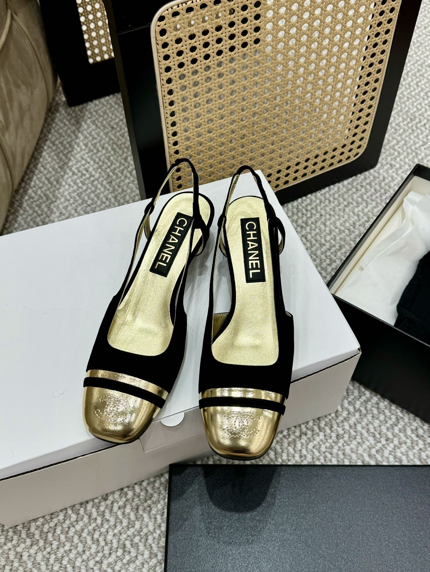 Туфли женские черные с золотым декором Chanel