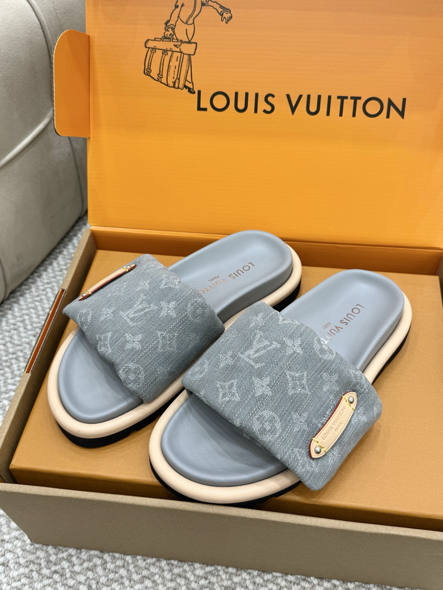 Шлепанцы Louis Vuitton