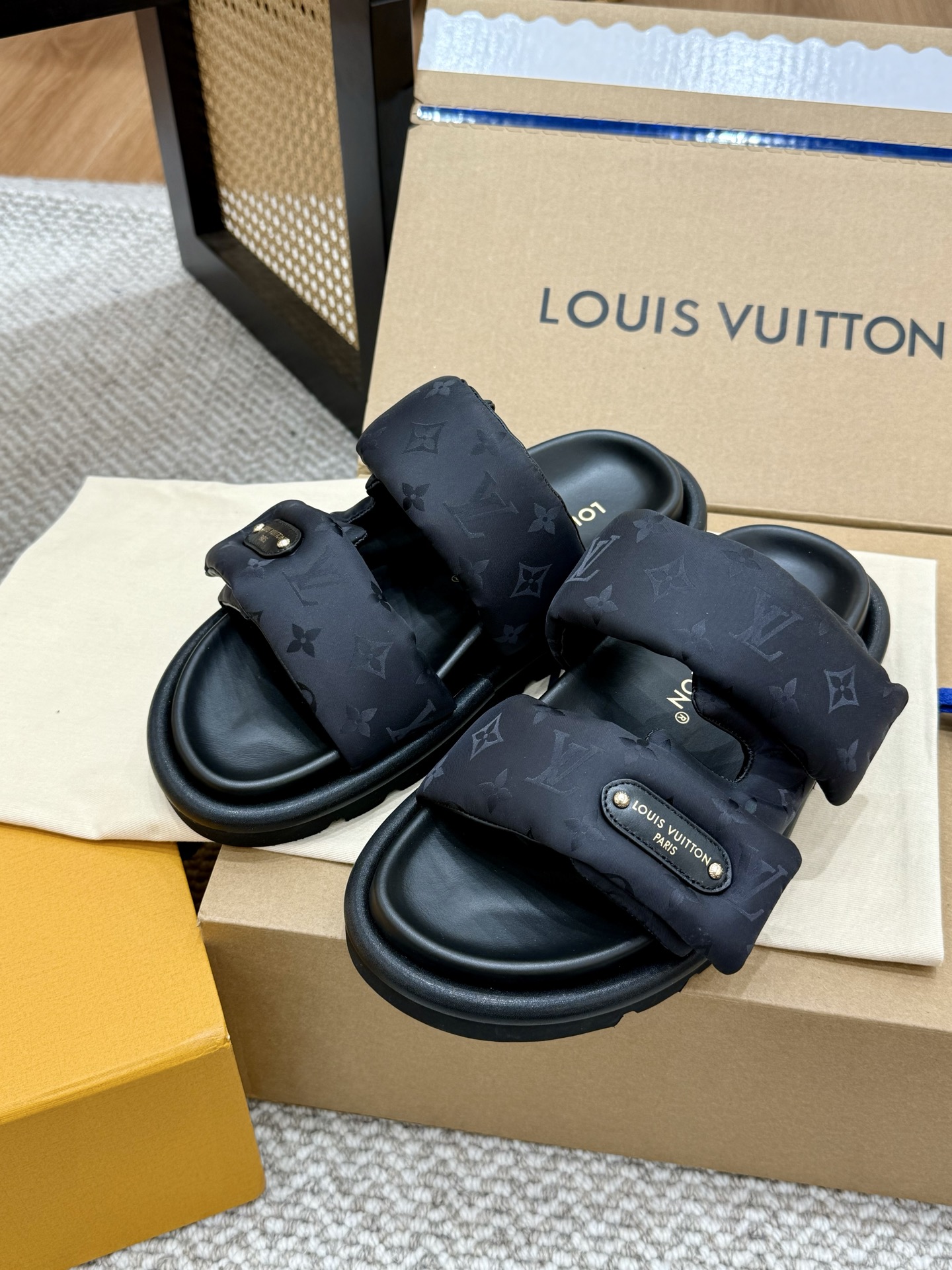 Женские сандалии Pool Pillow с монограммой и утолщенной подошвой Louis Vuitton