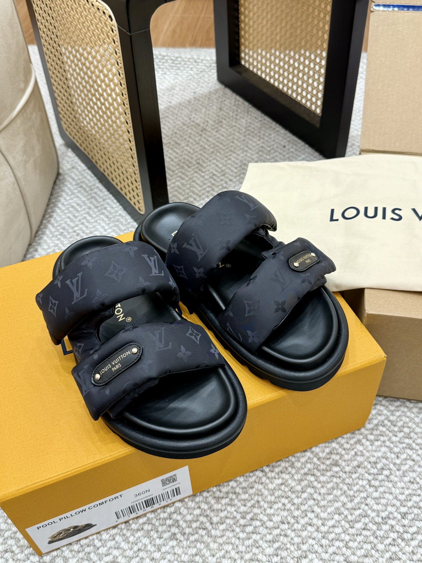 Женские сандалии Pool Pillow с монограммой и утолщенной подошвой Louis Vuitton