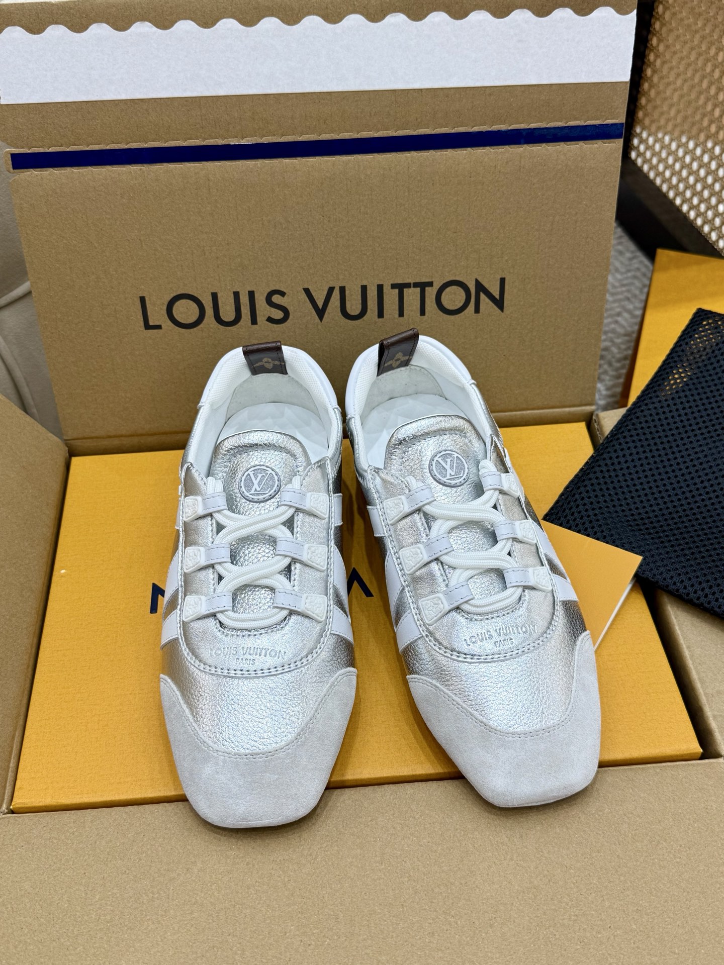 Кроссовки женские Sneakerina серебристые