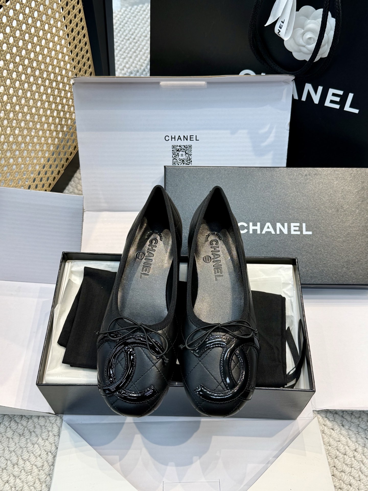 Черные балетки с логотипом Chanel