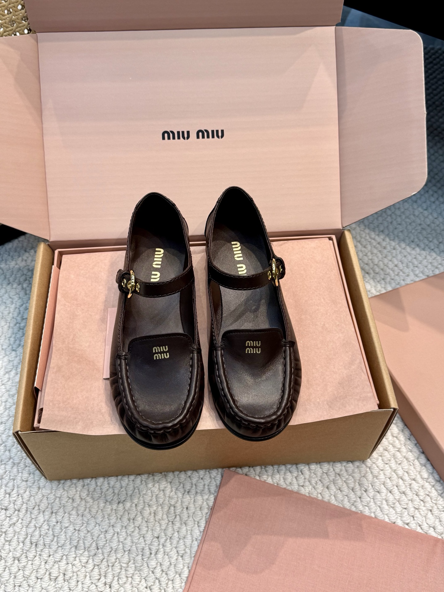 Женские лоферы Miu Miu с ремешком