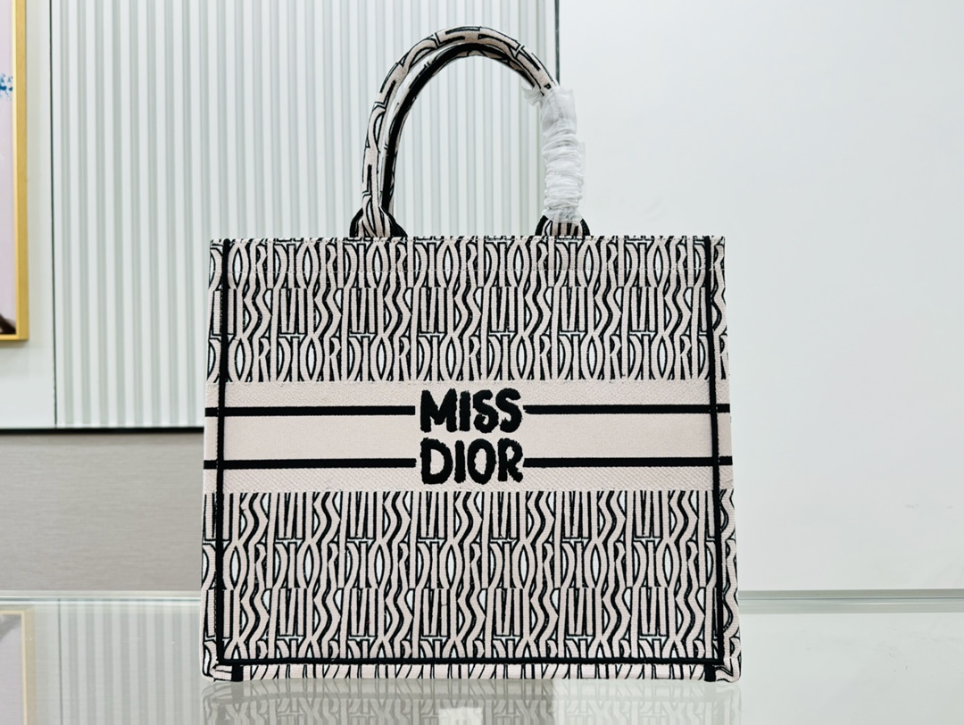 ديور Dior Book Tote نسخة مطابقة للأصل
 حقيبة حقيبة توتا Vintage