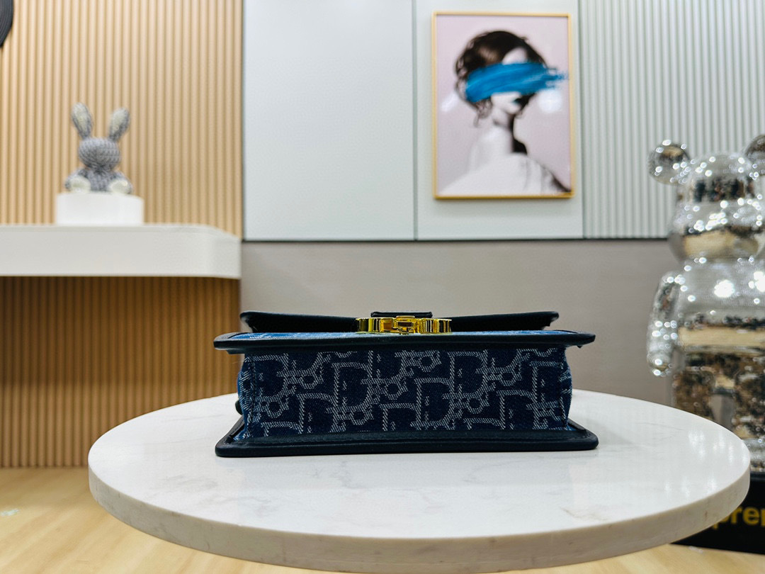 这款 30 Montaigne East-West 链条手袋采用典雅的设计,提升该系列的格调。采用蓝色