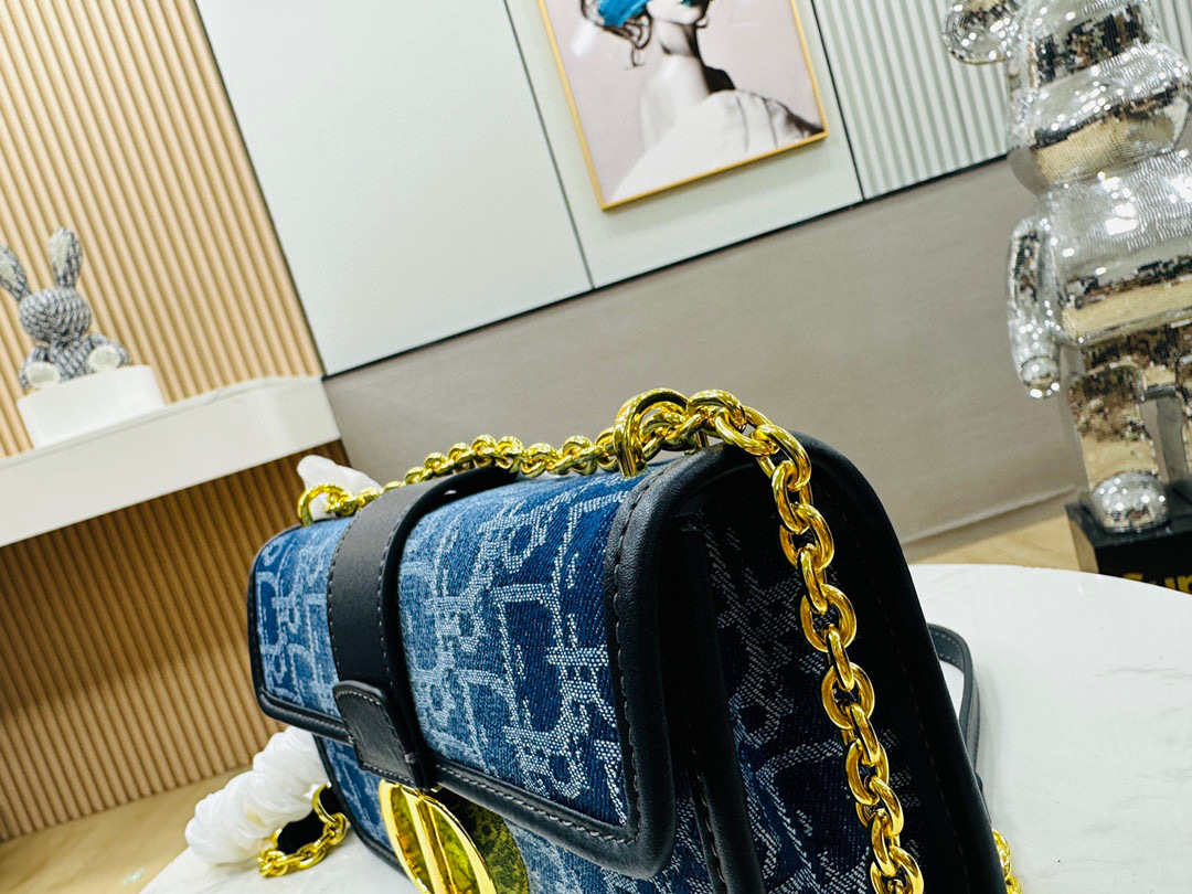 这款 30 Montaigne East-West 链条手袋采用典雅的设计,提升该系列的格调。采用蓝色