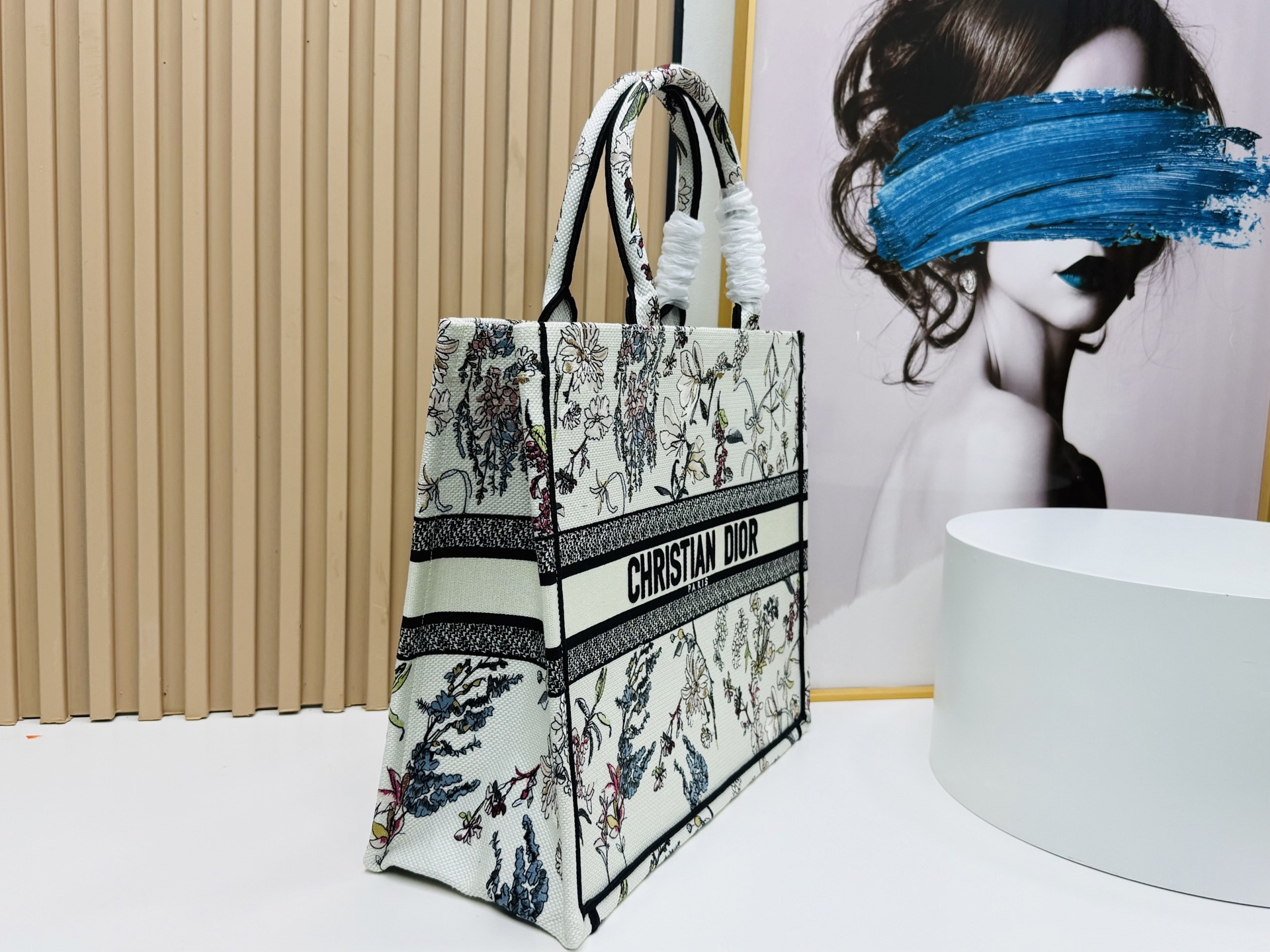 ⚠️粗线厚面料原单 大号【Di0r Book Tote】多数人消费奢侈品牌首先想到的是买实用型的经典款
