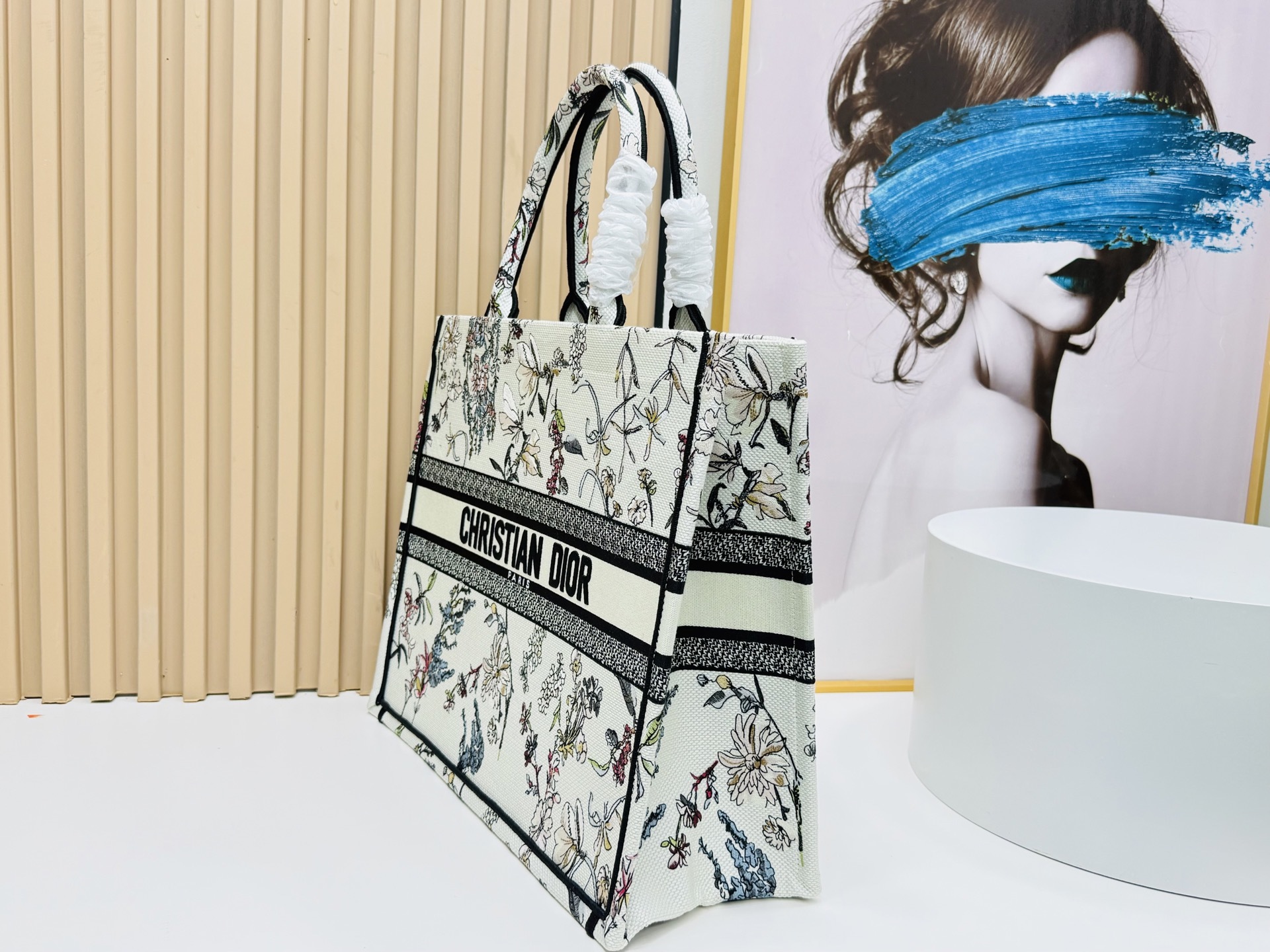 ⚠️粗线厚面料原单 大号【Di0r Book Tote】多数人消费奢侈品牌首先想到的是买实用型的经典款