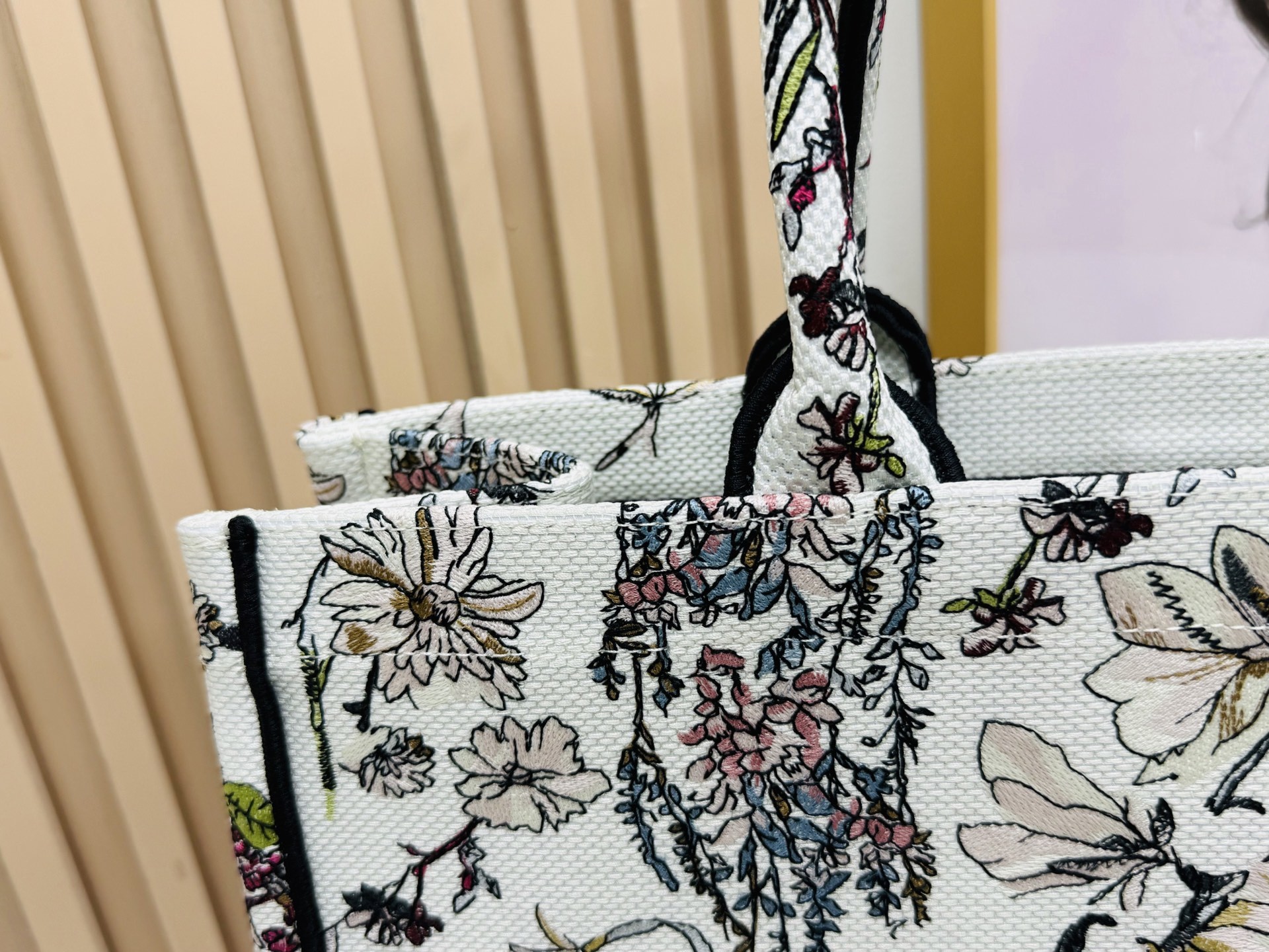 ⚠️粗线厚面料原单 大号【Di0r Book Tote】多数人消费奢侈品牌首先想到的是买实用型的经典款