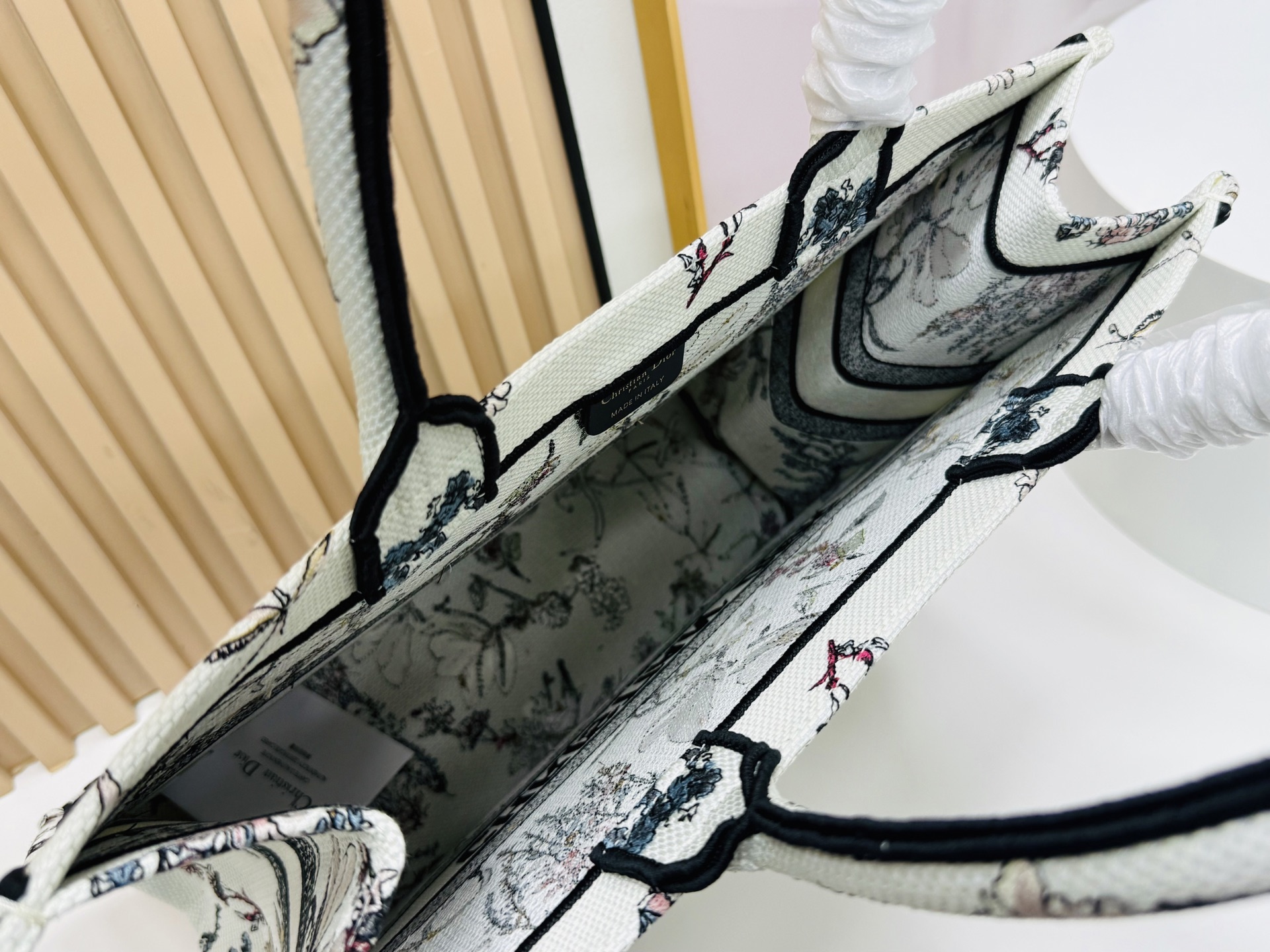 ⚠️粗线厚面料原单 大号【Di0r Book Tote】多数人消费奢侈品牌首先想到的是买实用型的经典款