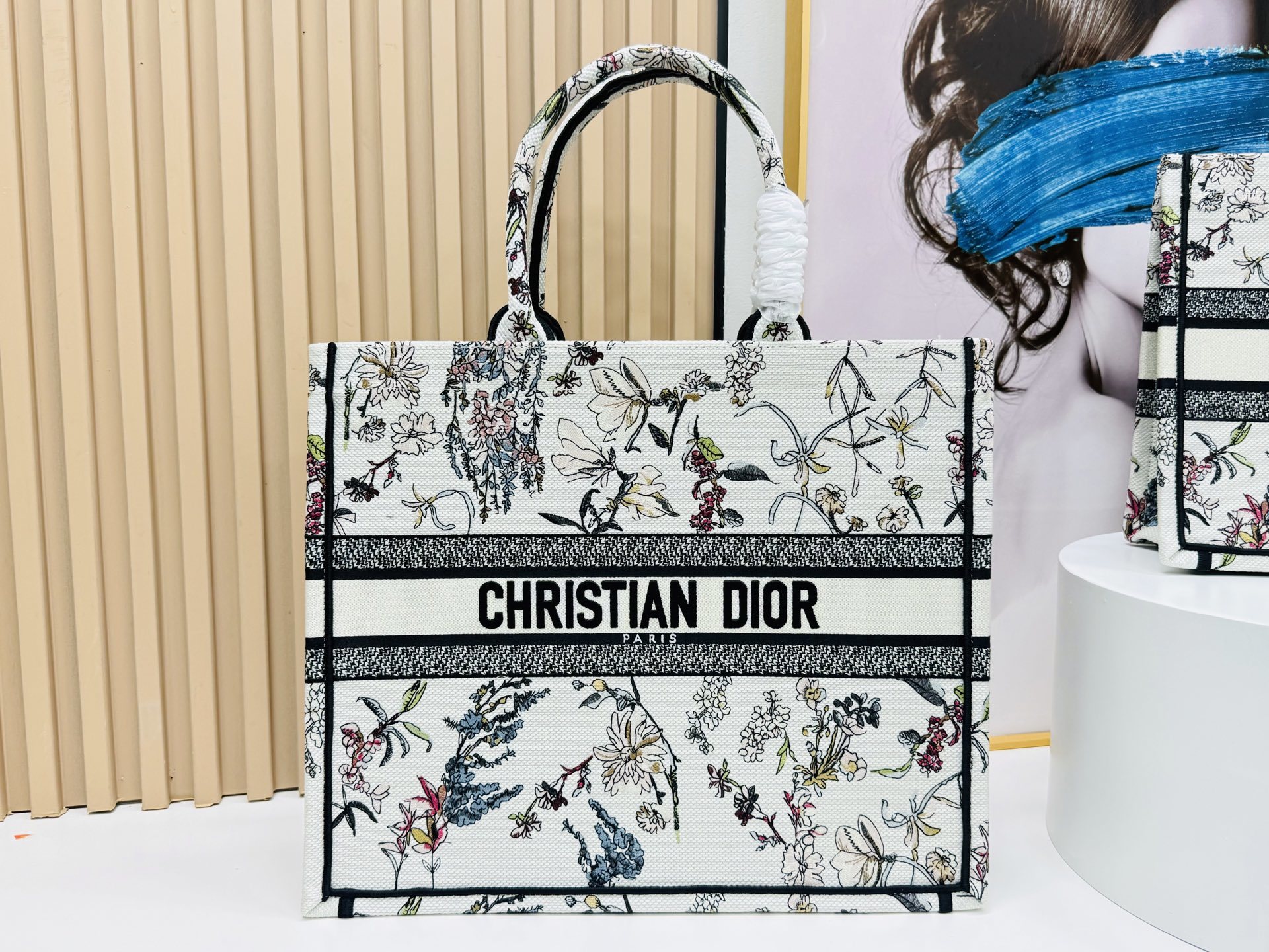 ⚠️粗线厚面料原单 大号【Di0r Book Tote】多数人消费奢侈品牌首先想到的是买实用型的经典款