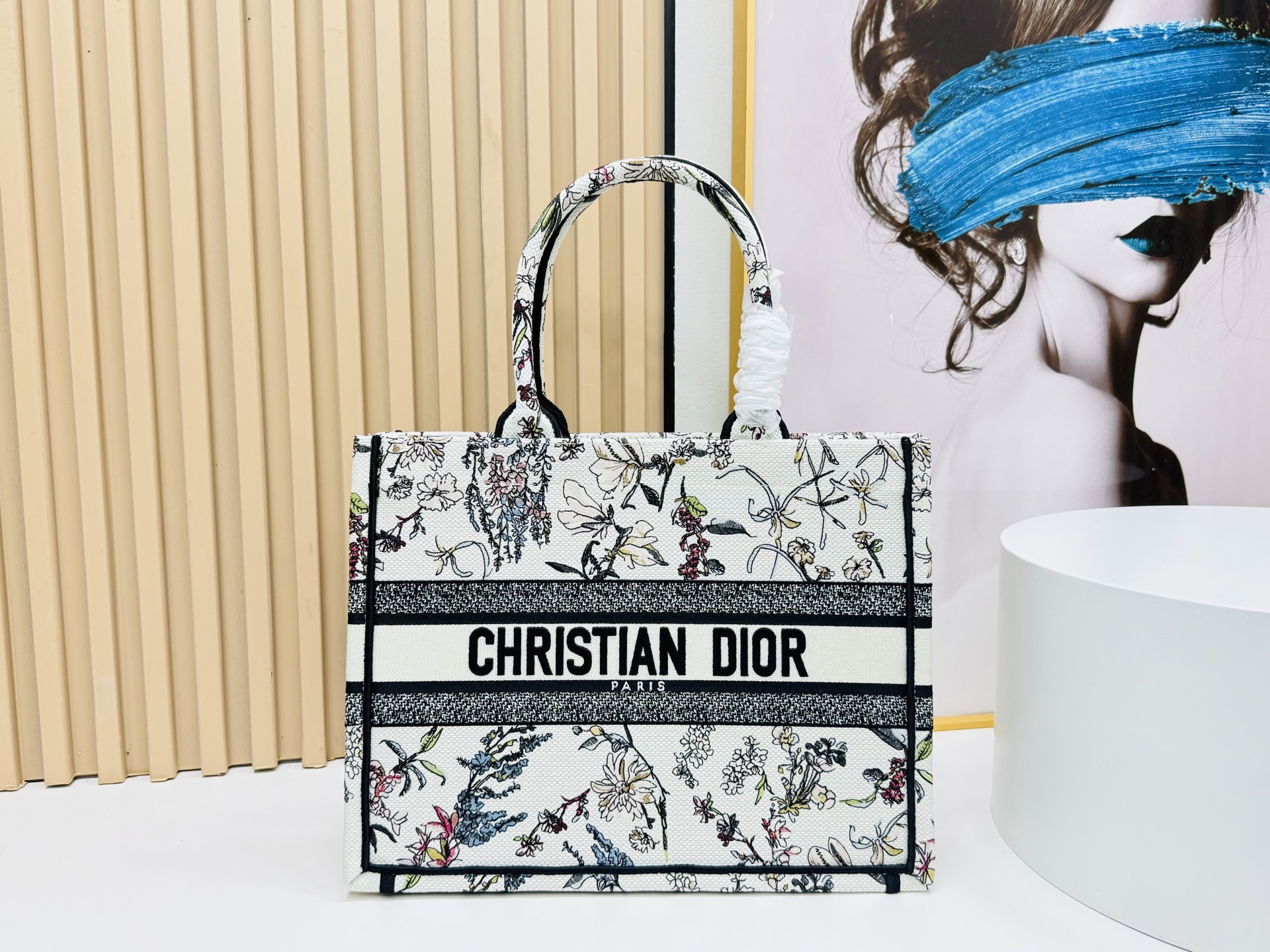 ⚠️粗线厚面料原单 中号【Di0r Book Tote】多数人消费奢侈品牌首先想到的是买实用型的经典款