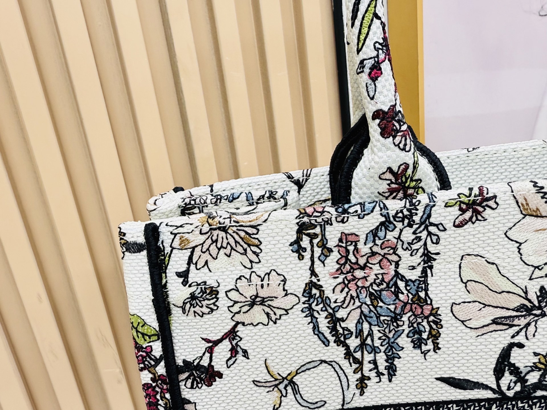 ⚠️粗线厚面料原单 中号【Di0r Book Tote】多数人消费奢侈品牌首先想到的是买实用型的经典款