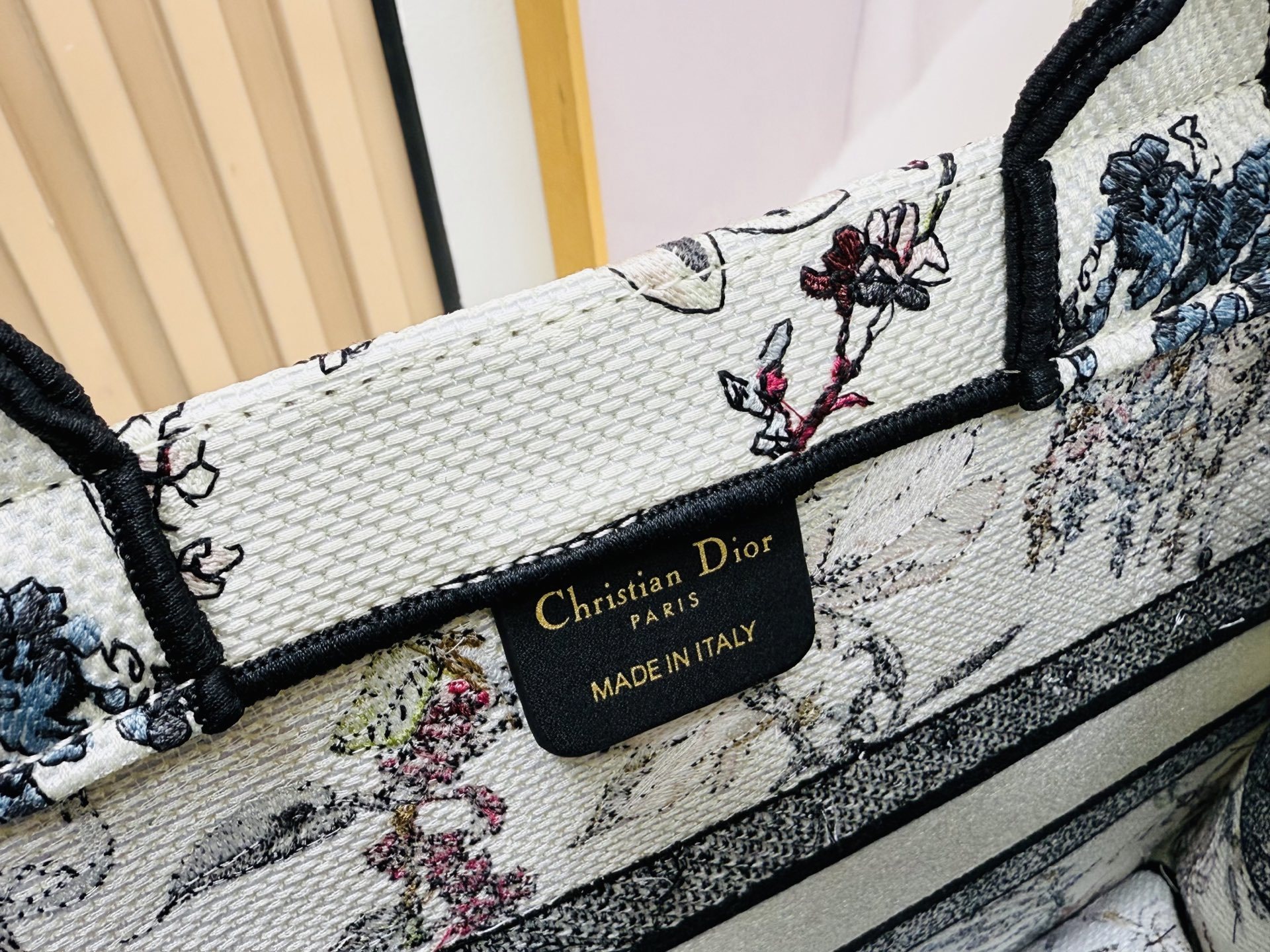 ⚠️粗线厚面料原单 中号【Di0r Book Tote】多数人消费奢侈品牌首先想到的是买实用型的经典款
