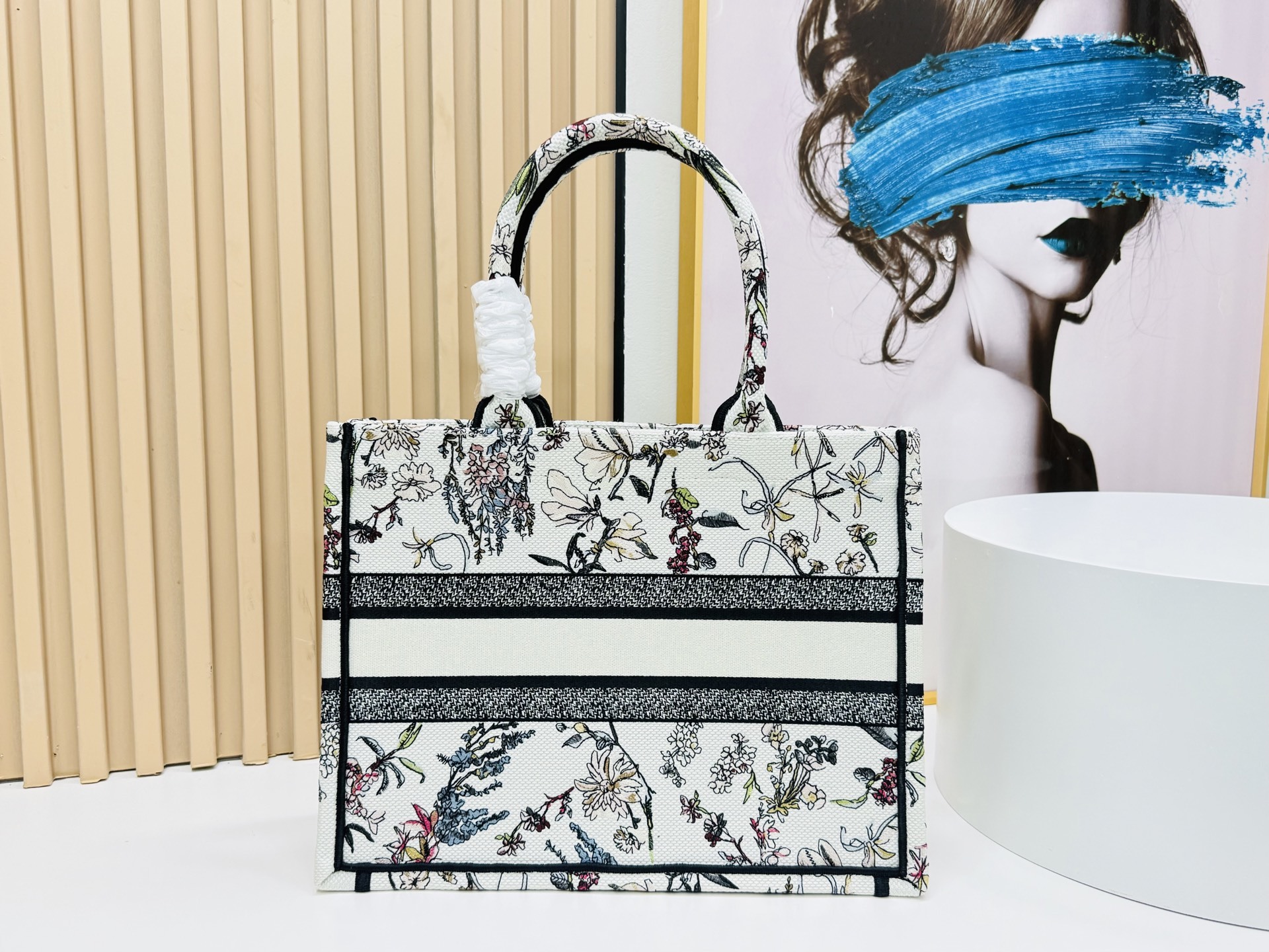 ⚠️粗线厚面料原单 中号【Di0r Book Tote】多数人消费奢侈品牌首先想到的是买实用型的经典款