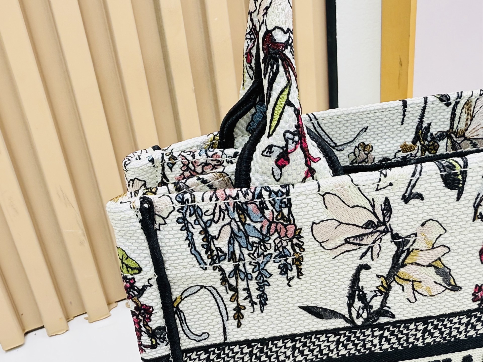 认准厚面料⚠️小号【Book Tote】多数人消费奢侈品牌首先想到的是买实用型的经典款 💄但其实像DIO