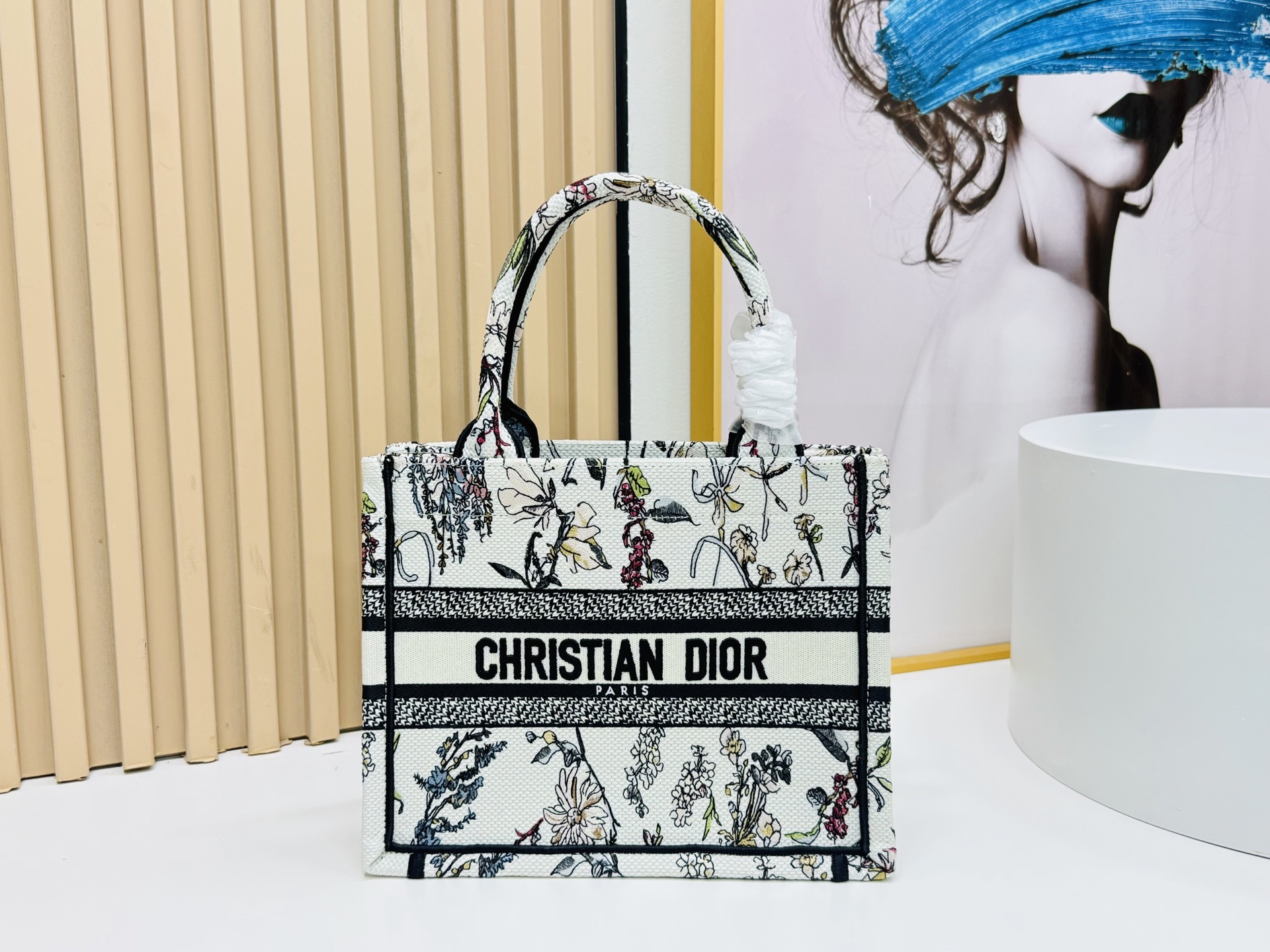 认准厚面料⚠️小号【Book Tote】多数人消费奢侈品牌首先想到的是买实用型的经典款 💄但其实像DIO