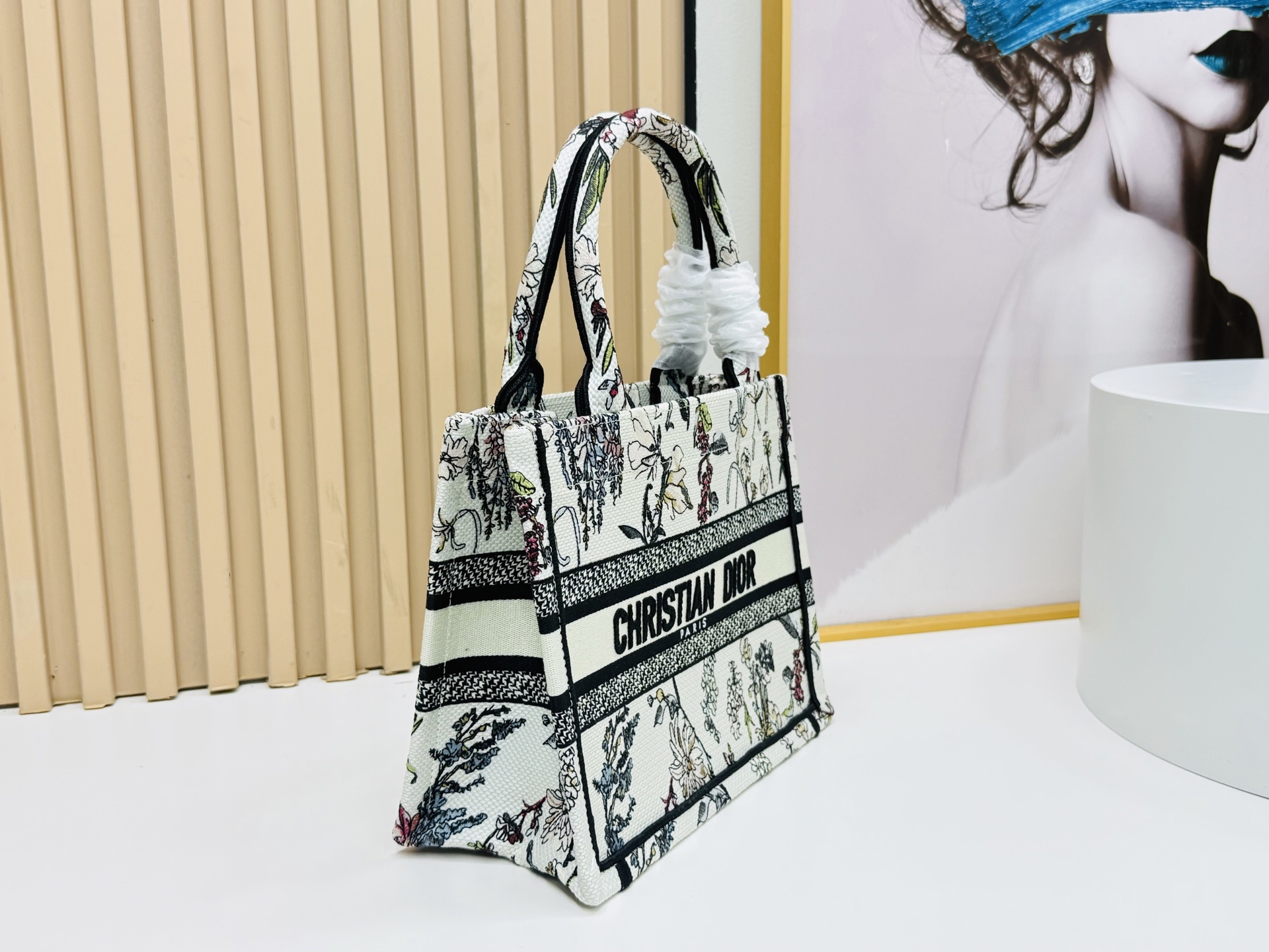 认准厚面料⚠️小号【Book Tote】多数人消费奢侈品牌首先想到的是买实用型的经典款 💄但其实像DIO