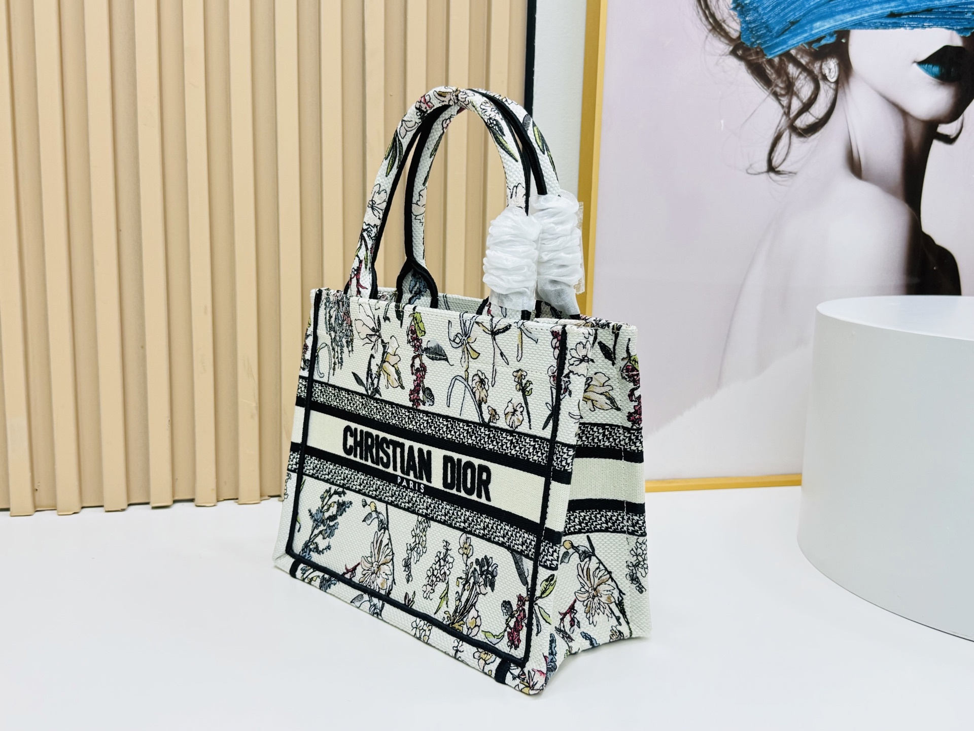 认准厚面料⚠️小号【Book Tote】多数人消费奢侈品牌首先想到的是买实用型的经典款 💄但其实像DIO