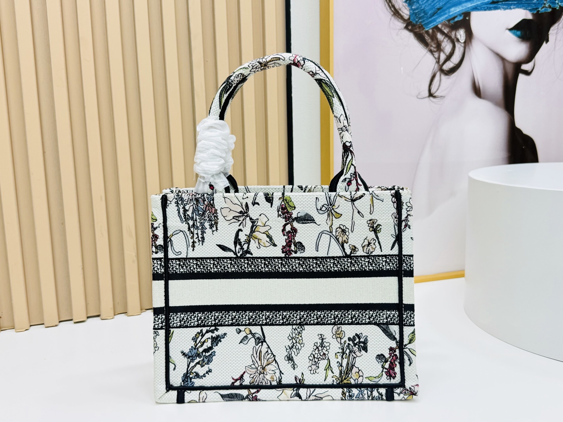 认准厚面料⚠️小号【Book Tote】多数人消费奢侈品牌首先想到的是买实用型的经典款 💄但其实像DIO