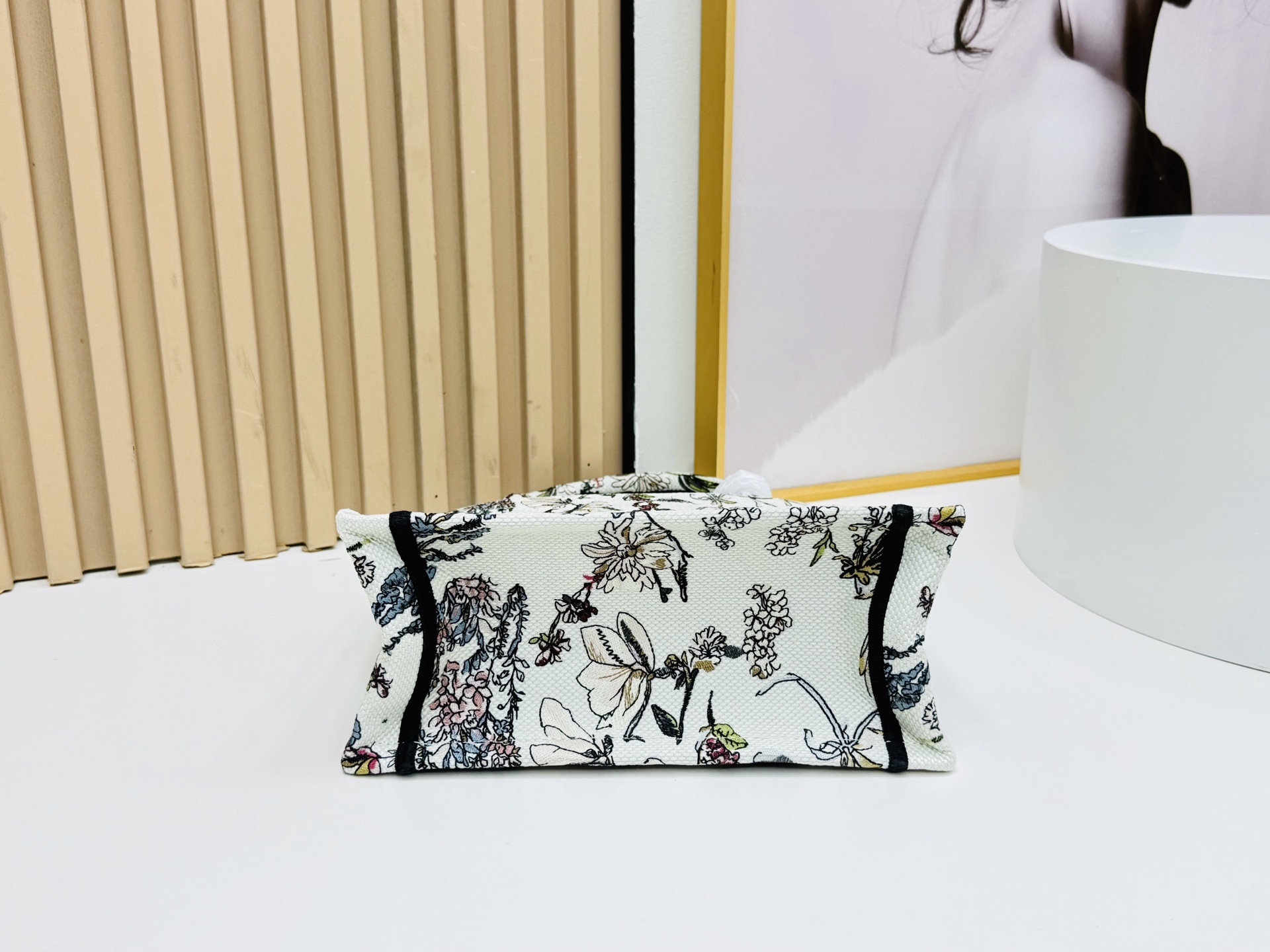 认准厚面料⚠️小号【Book Tote】多数人消费奢侈品牌首先想到的是买实用型的经典款 💄但其实像DIO
