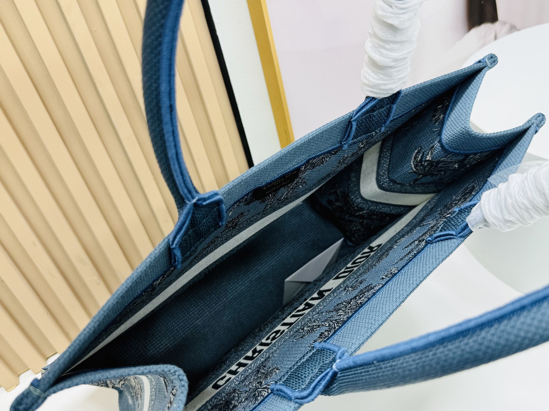 ⚠️粗线厚面料原单 大号【Di0r Book Tote】多数人消费奢侈品牌首先想到的是买实用型的经典款