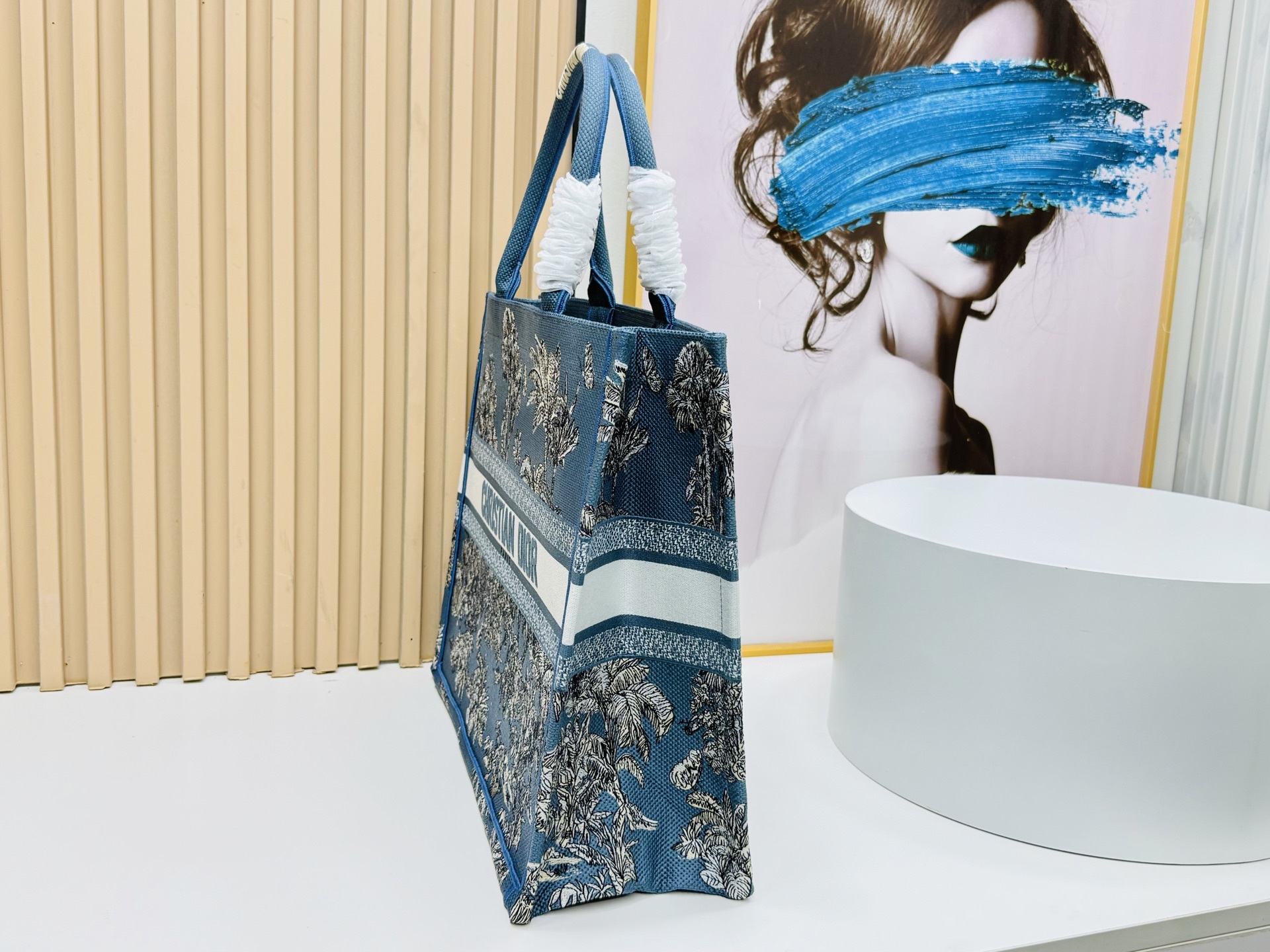 ⚠️粗线厚面料原单 大号【Di0r Book Tote】多数人消费奢侈品牌首先想到的是买实用型的经典款