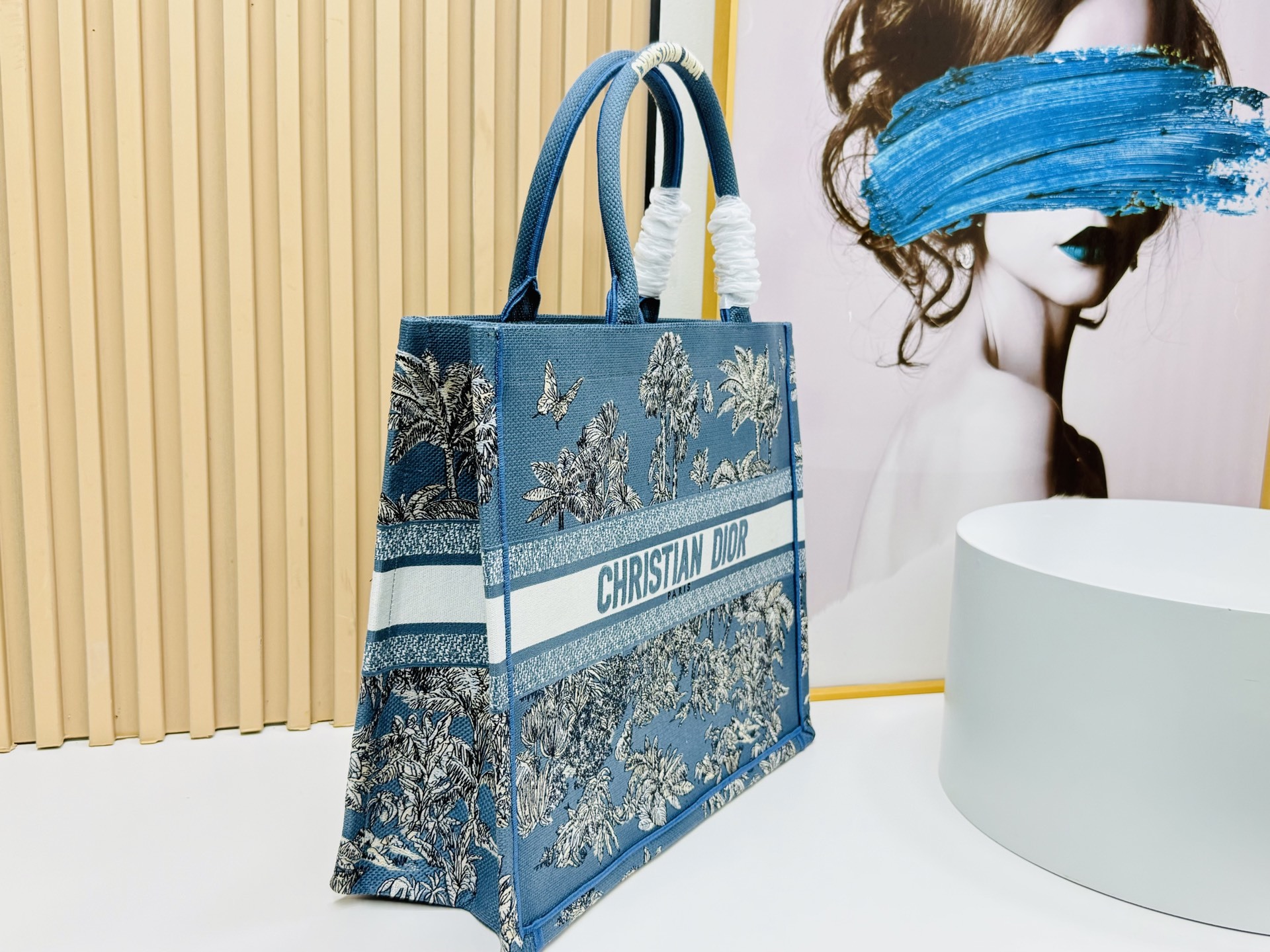⚠️粗线厚面料原单 大号【Di0r Book Tote】多数人消费奢侈品牌首先想到的是买实用型的经典款