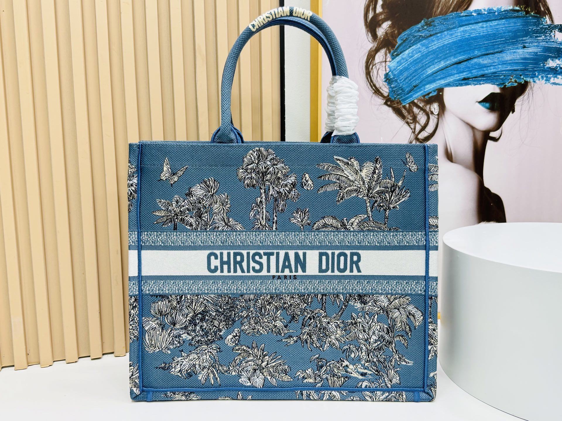 ⚠️粗线厚面料原单 大号【Di0r Book Tote】多数人消费奢侈品牌首先想到的是买实用型的经典款
