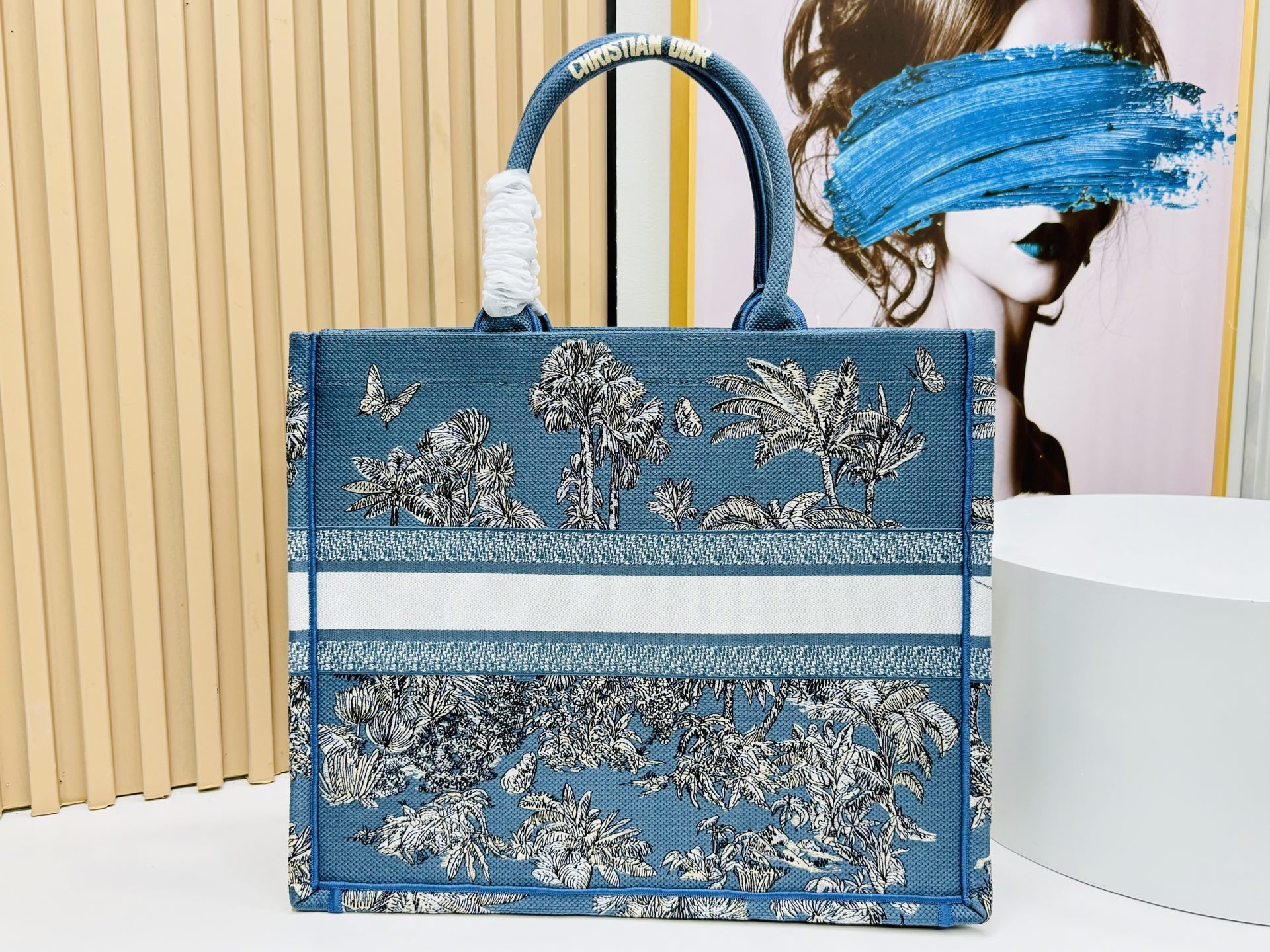 ⚠️粗线厚面料原单 大号【Di0r Book Tote】多数人消费奢侈品牌首先想到的是买实用型的经典款