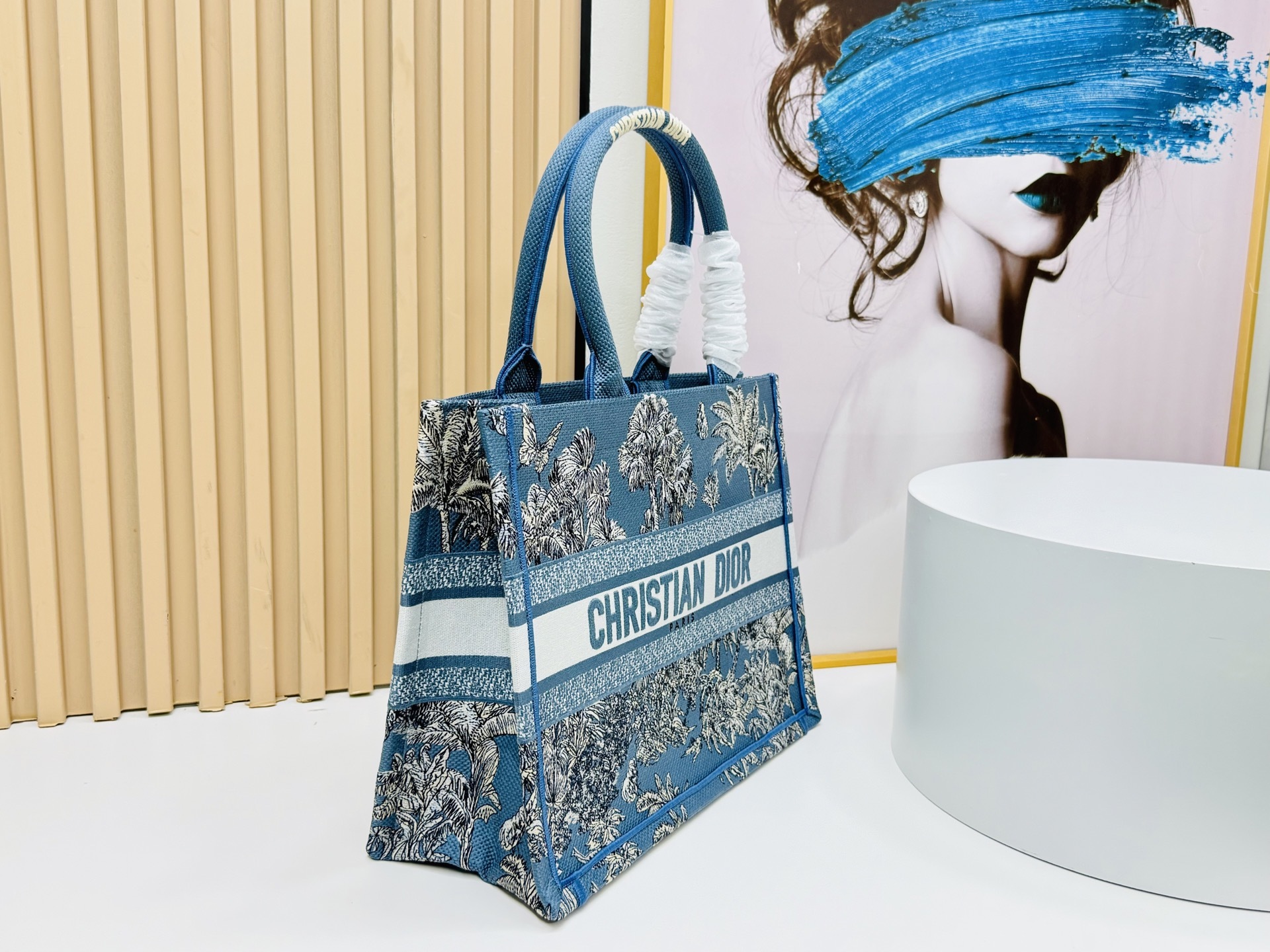 ⚠️粗线厚面料原单 中号【Di0r Book Tote】多数人消费奢侈品牌首先想到的是买实用型的经典款