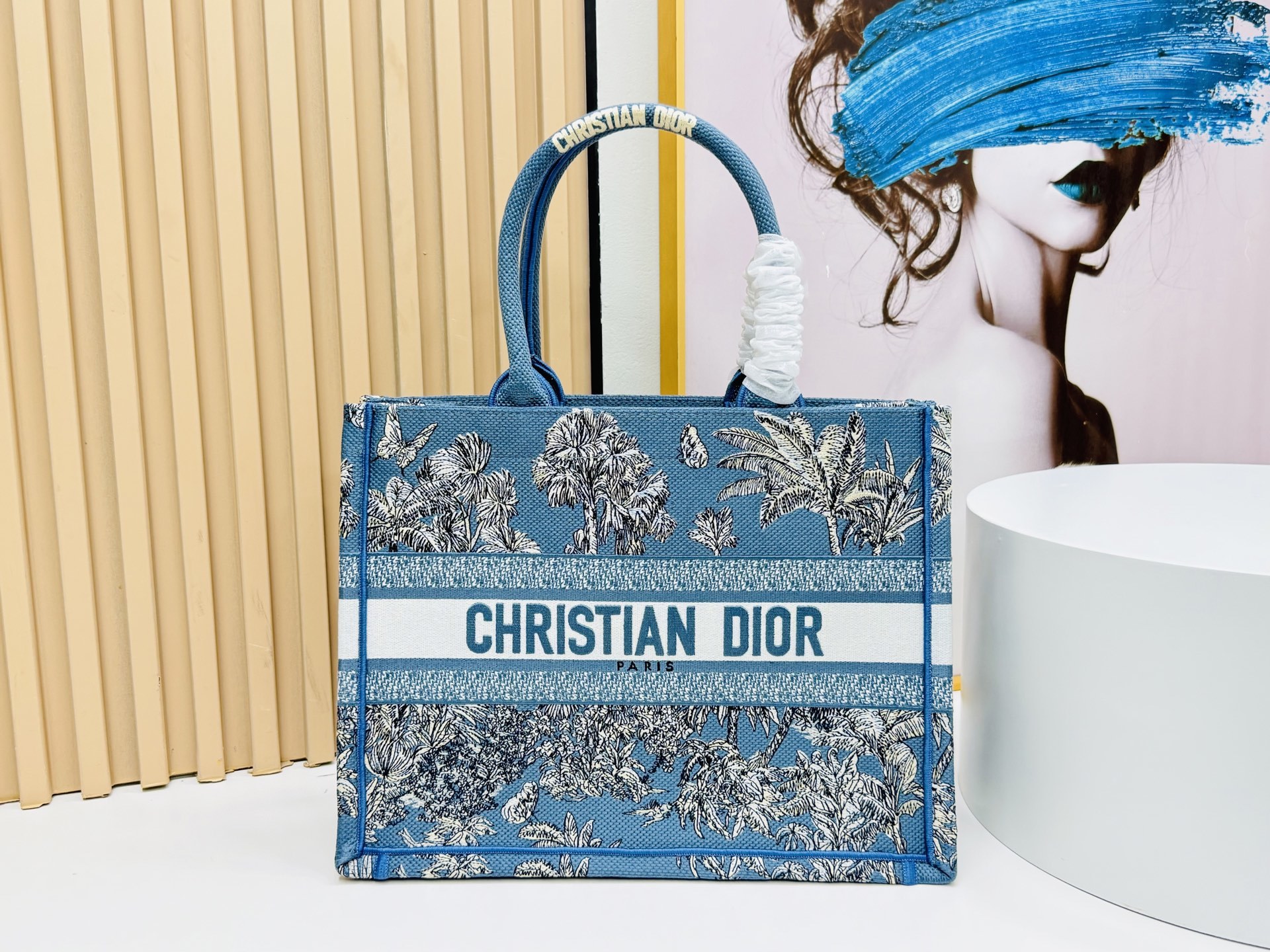 ⚠️粗线厚面料原单 中号【Di0r Book Tote】多数人消费奢侈品牌首先想到的是买实用型的经典款