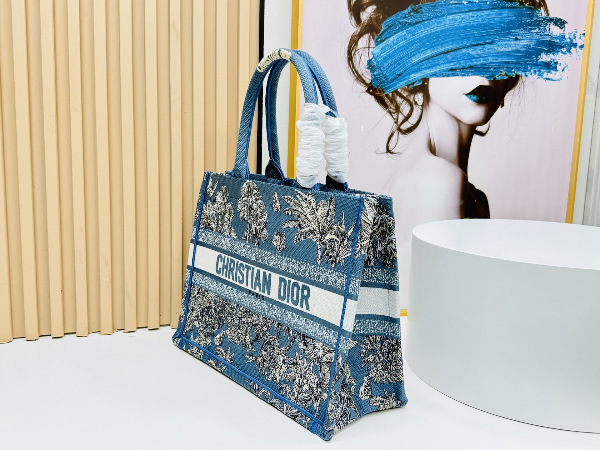 ⚠️粗线厚面料原单 中号【Di0r Book Tote】多数人消费奢侈品牌首先想到的是买实用型的经典款