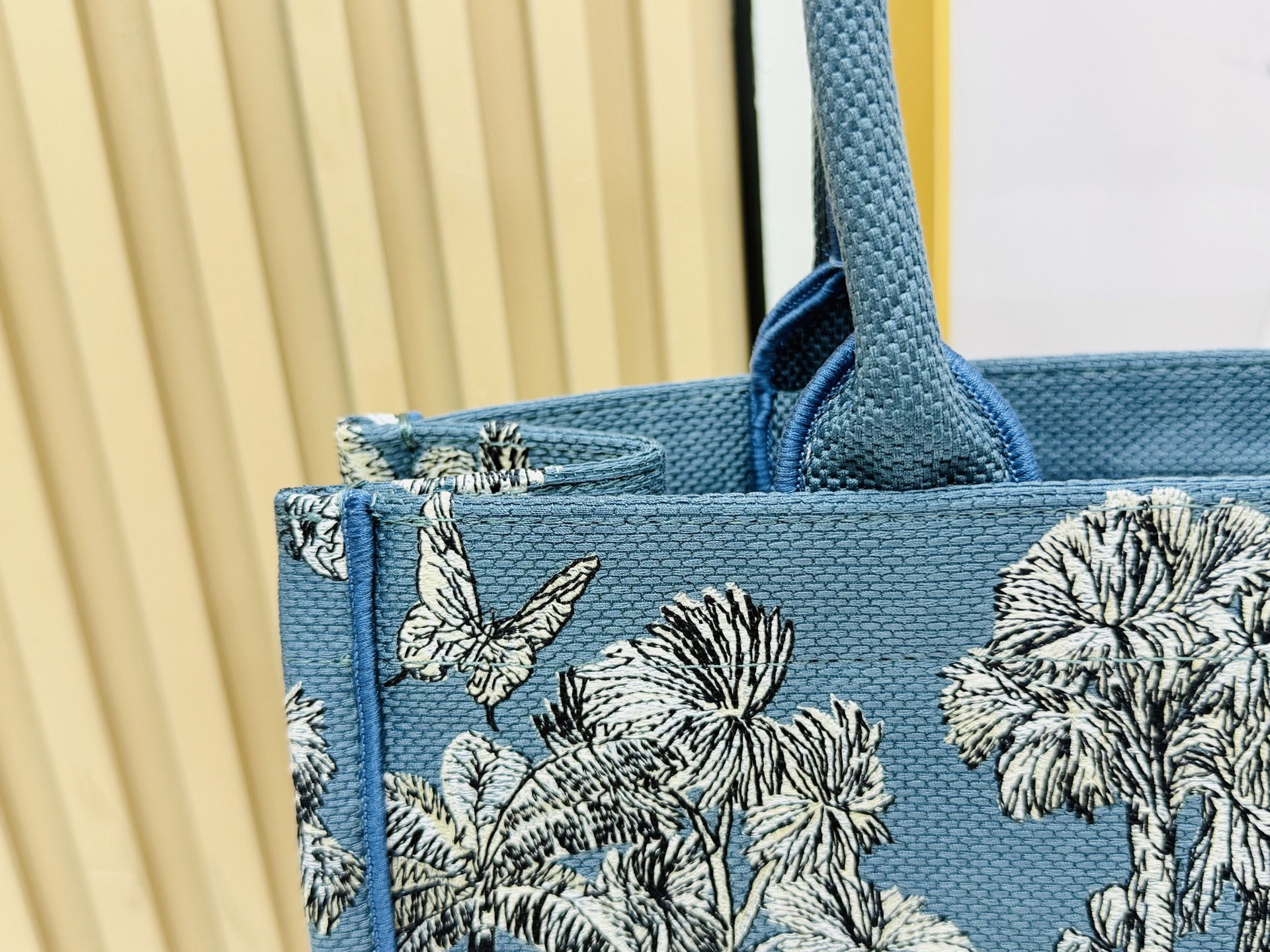 ⚠️粗线厚面料原单 中号【Di0r Book Tote】多数人消费奢侈品牌首先想到的是买实用型的经典款