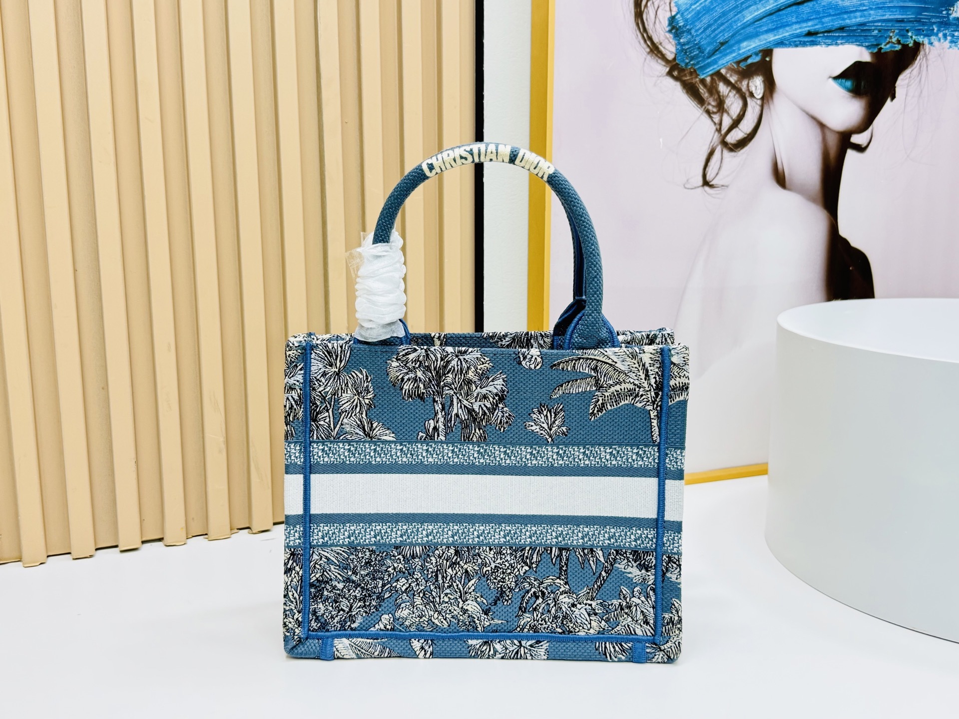 认准厚面料⚠️小号【Book Tote】多数人消费奢侈品牌首先想到的是买实用型的经典款 💄但其实像DIO
