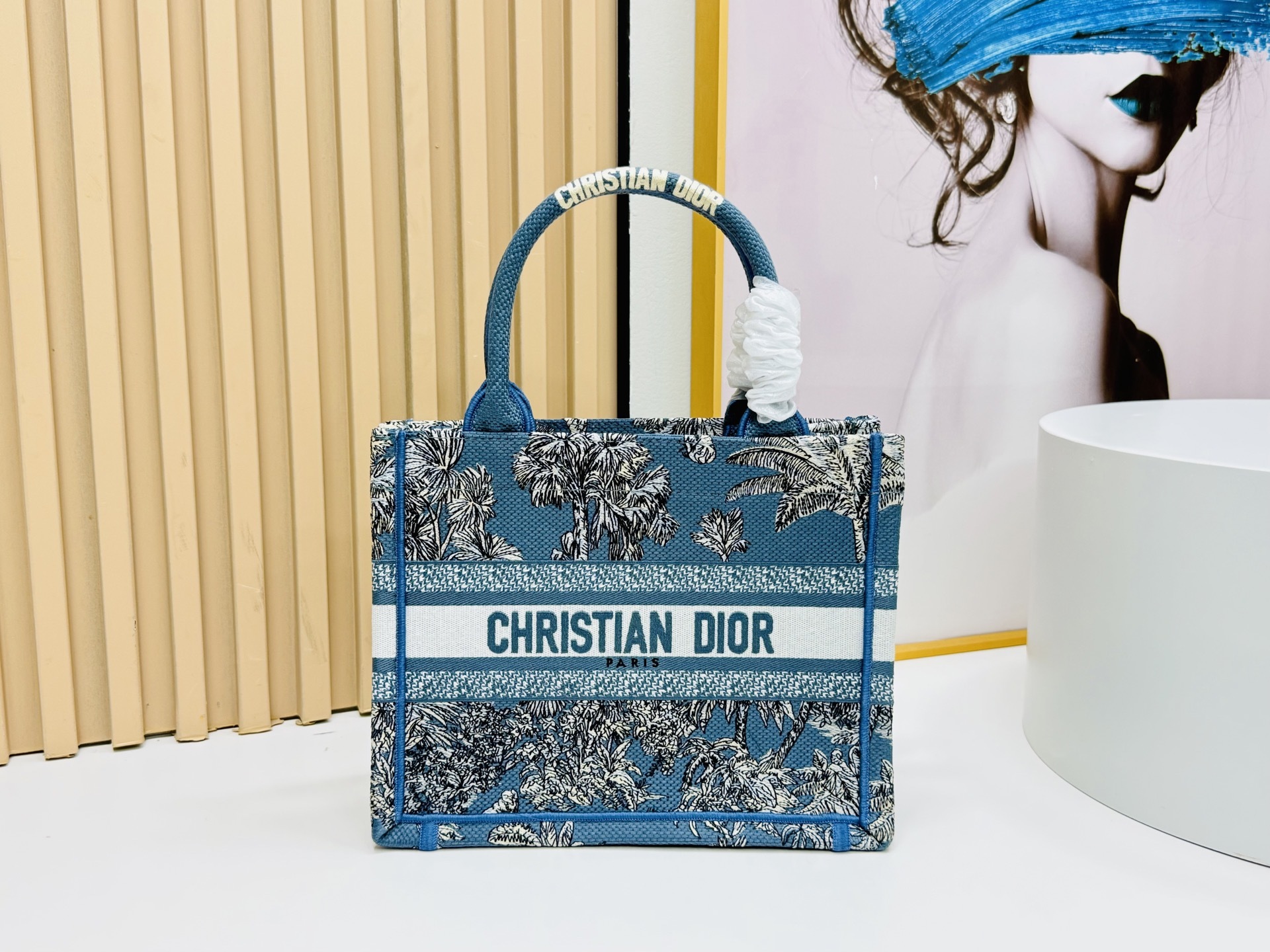 认准厚面料⚠️小号【Book Tote】多数人消费奢侈品牌首先想到的是买实用型的经典款 💄但其实像DIO