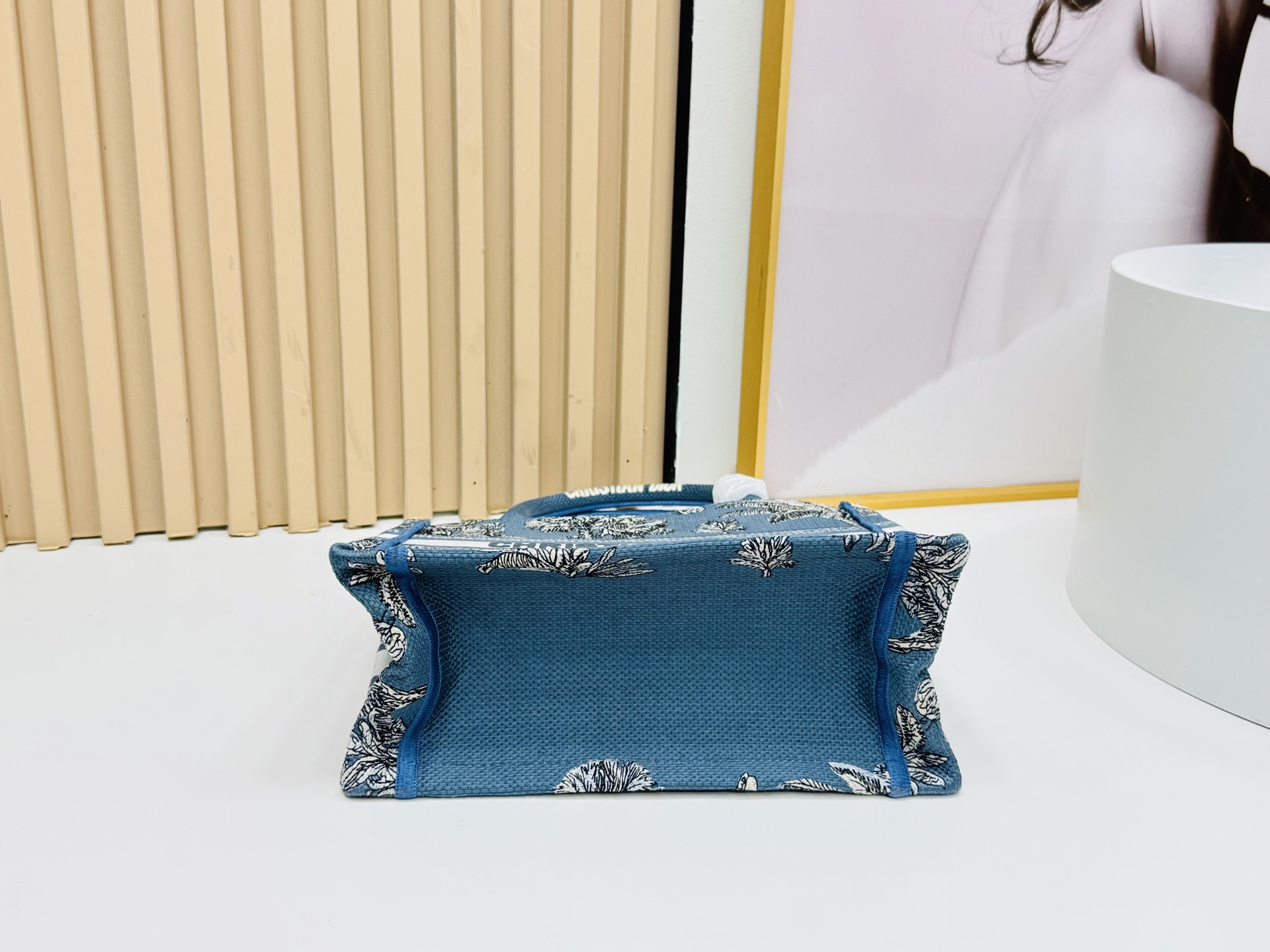 认准厚面料⚠️小号【Book Tote】多数人消费奢侈品牌首先想到的是买实用型的经典款 💄但其实像DIO