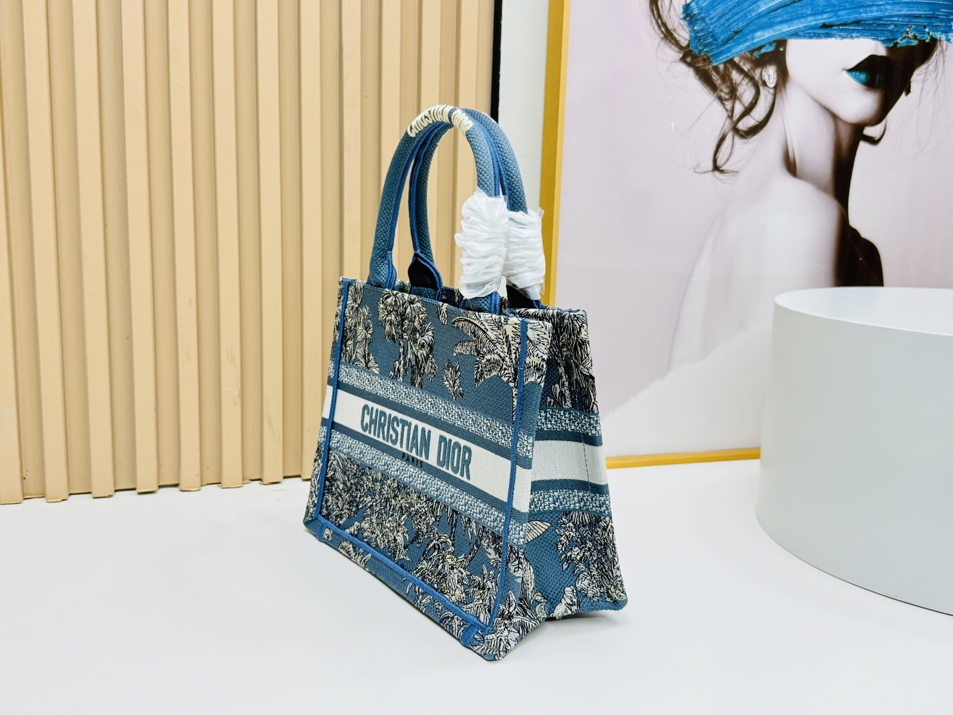 认准厚面料⚠️小号【Book Tote】多数人消费奢侈品牌首先想到的是买实用型的经典款 💄但其实像DIO