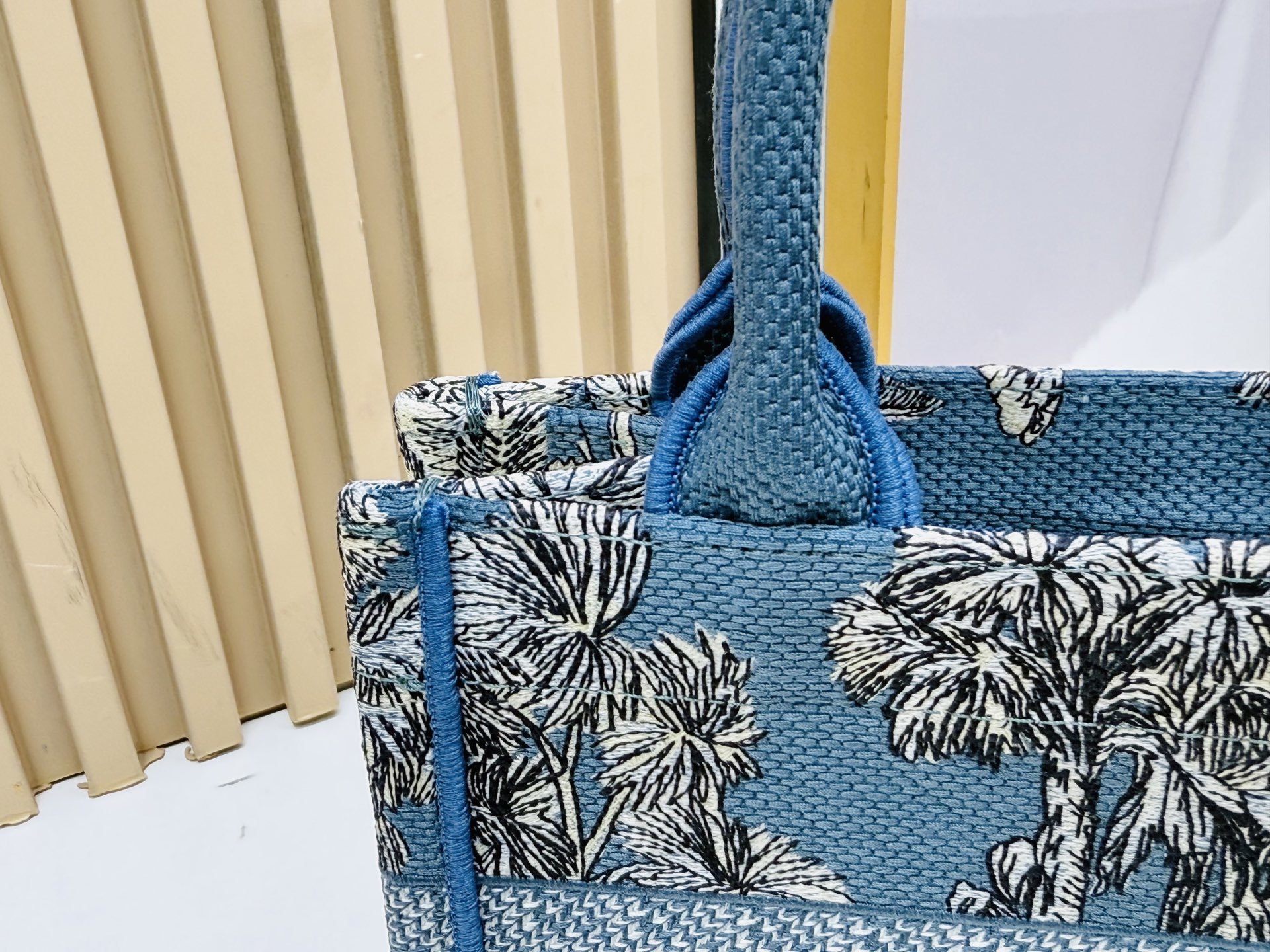 认准厚面料⚠️小号【Book Tote】多数人消费奢侈品牌首先想到的是买实用型的经典款 💄但其实像DIO